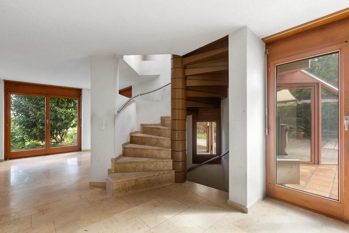 Piscine, sauna et jardin d'hiver : Maison individuelle détachée avec beaucoup de potentiel - Photo 11 sur 19