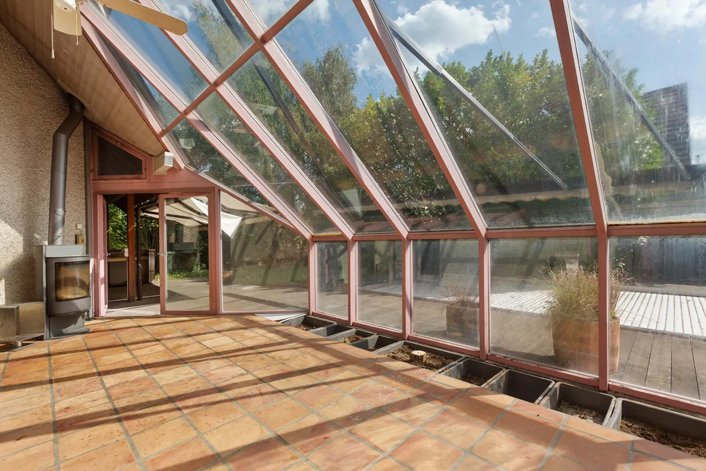 Piscine, sauna et jardin d'hiver : Maison individuelle détachée avec beaucoup de potentiel - Photo 12 sur 19