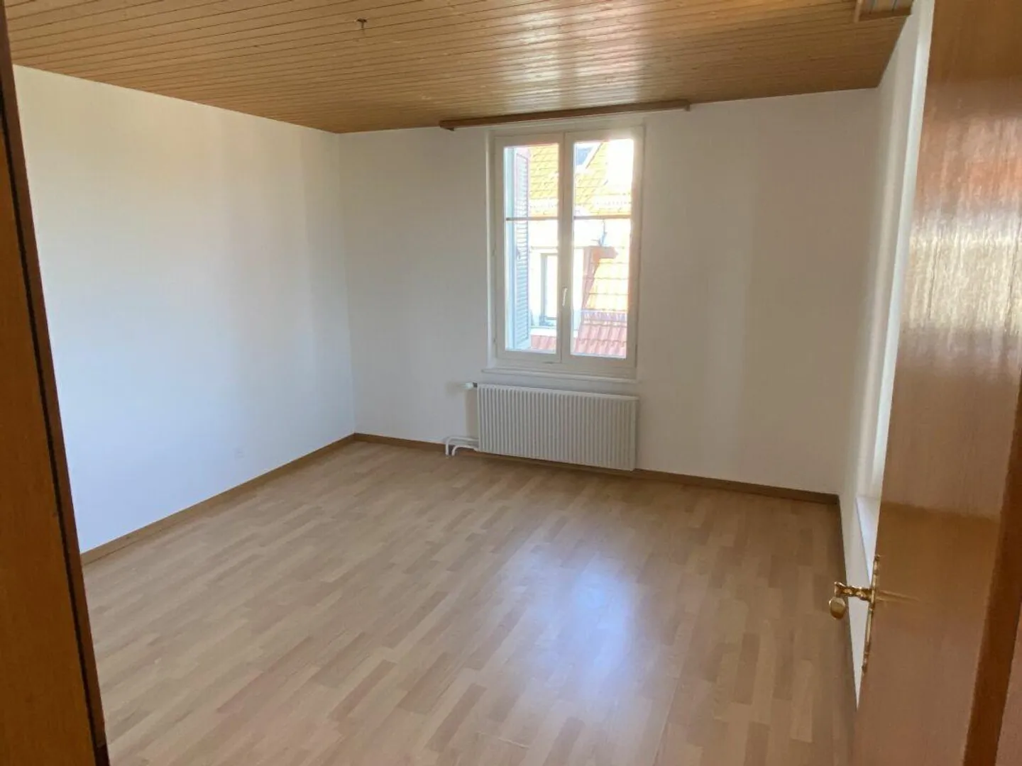 Affordable 4-Room Old Building Apartment - Photo 9 of 10