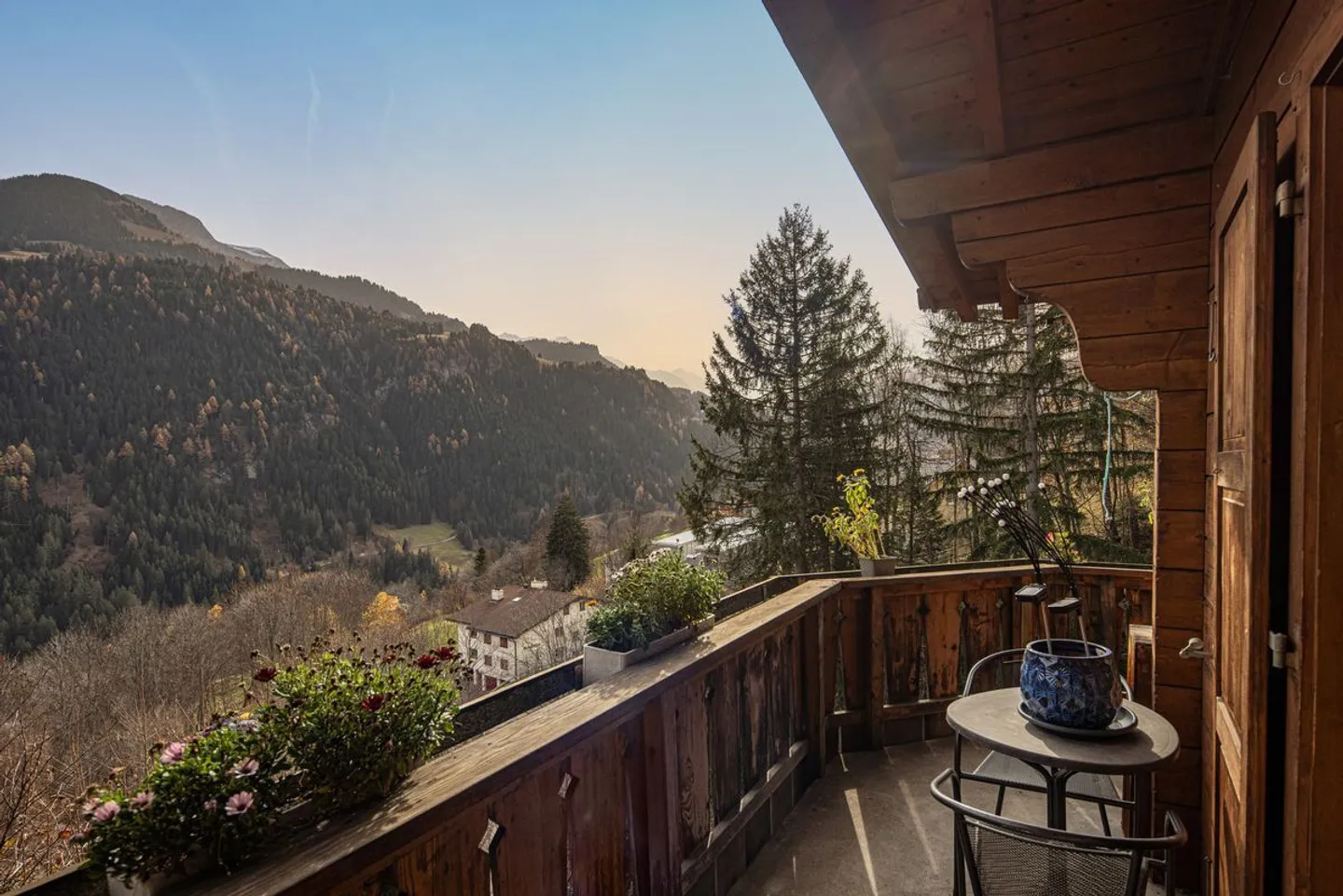 Charmantes Einfamilienhaus mit Panoramaaussicht in die Bündner Berge - Foto 2 von 13