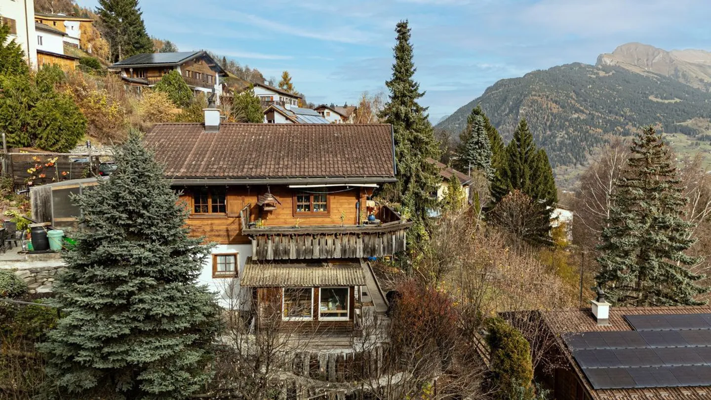 Charmantes Einfamilienhaus mit Panoramaaussicht in die Bündner Berge - Foto 3 von 13