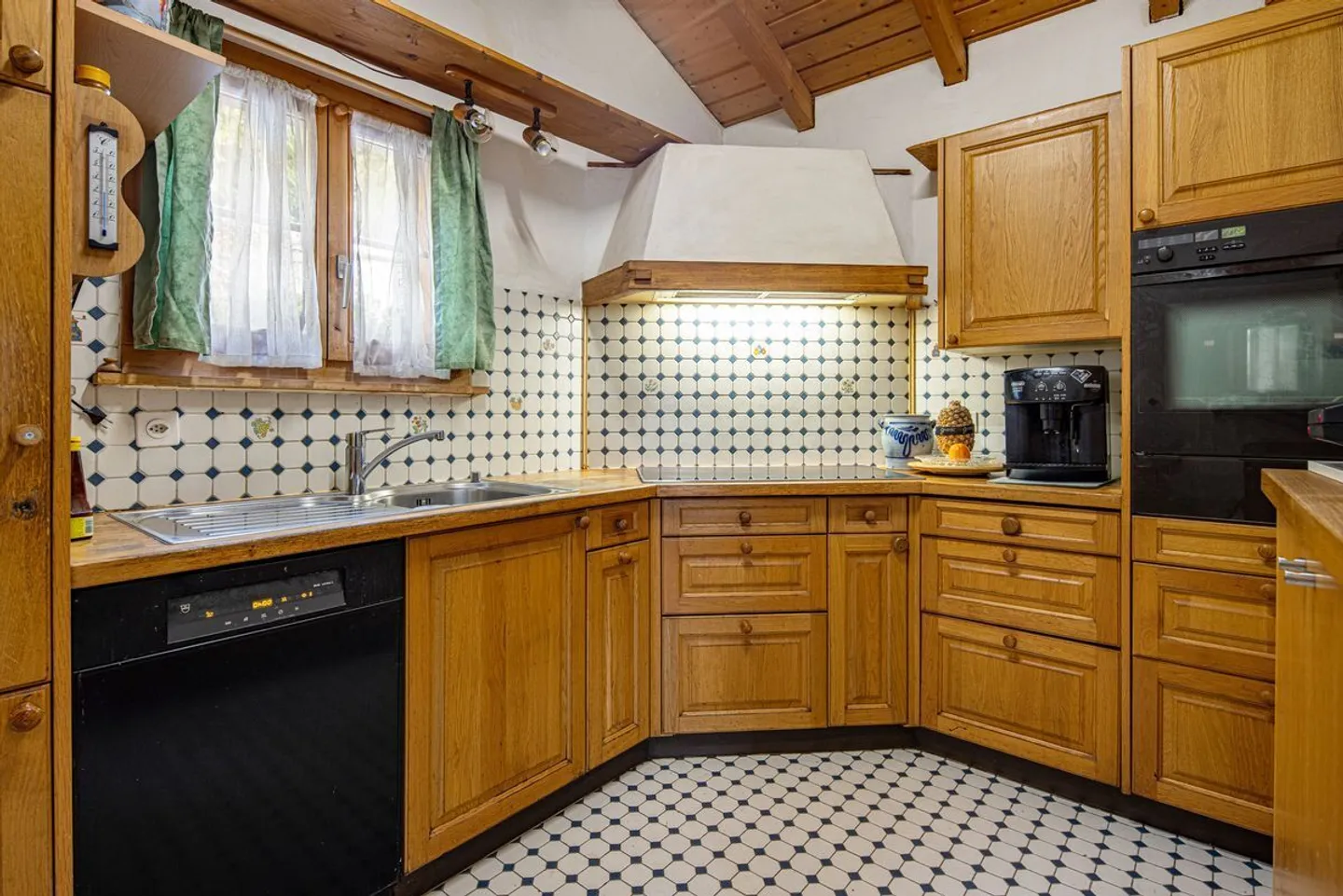 Charmantes Einfamilienhaus mit Panoramaaussicht in die Bündner Berge - Foto 11 von 13