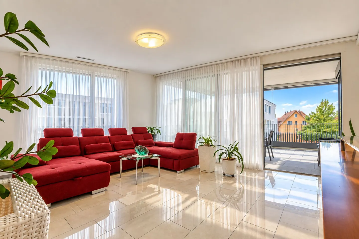 Light-flooded Minergie 3.5-room apartment with spacious balcony and hobby room - Photo 1 of 16