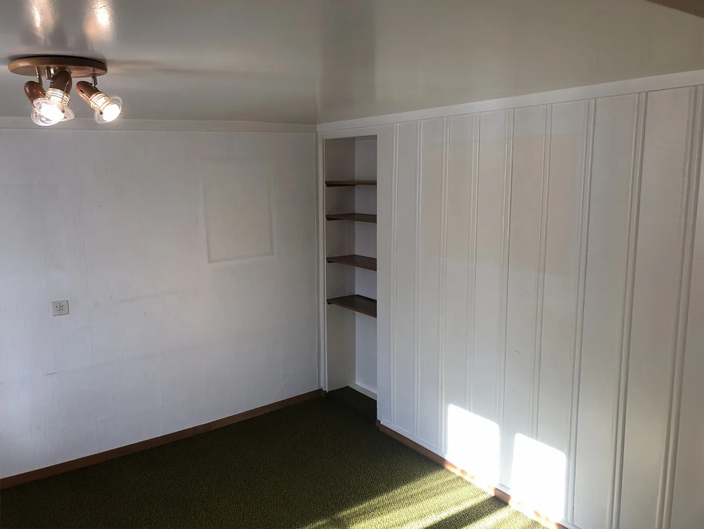 6.5 Room Single Family House with Lake View - Photo 5 of 11