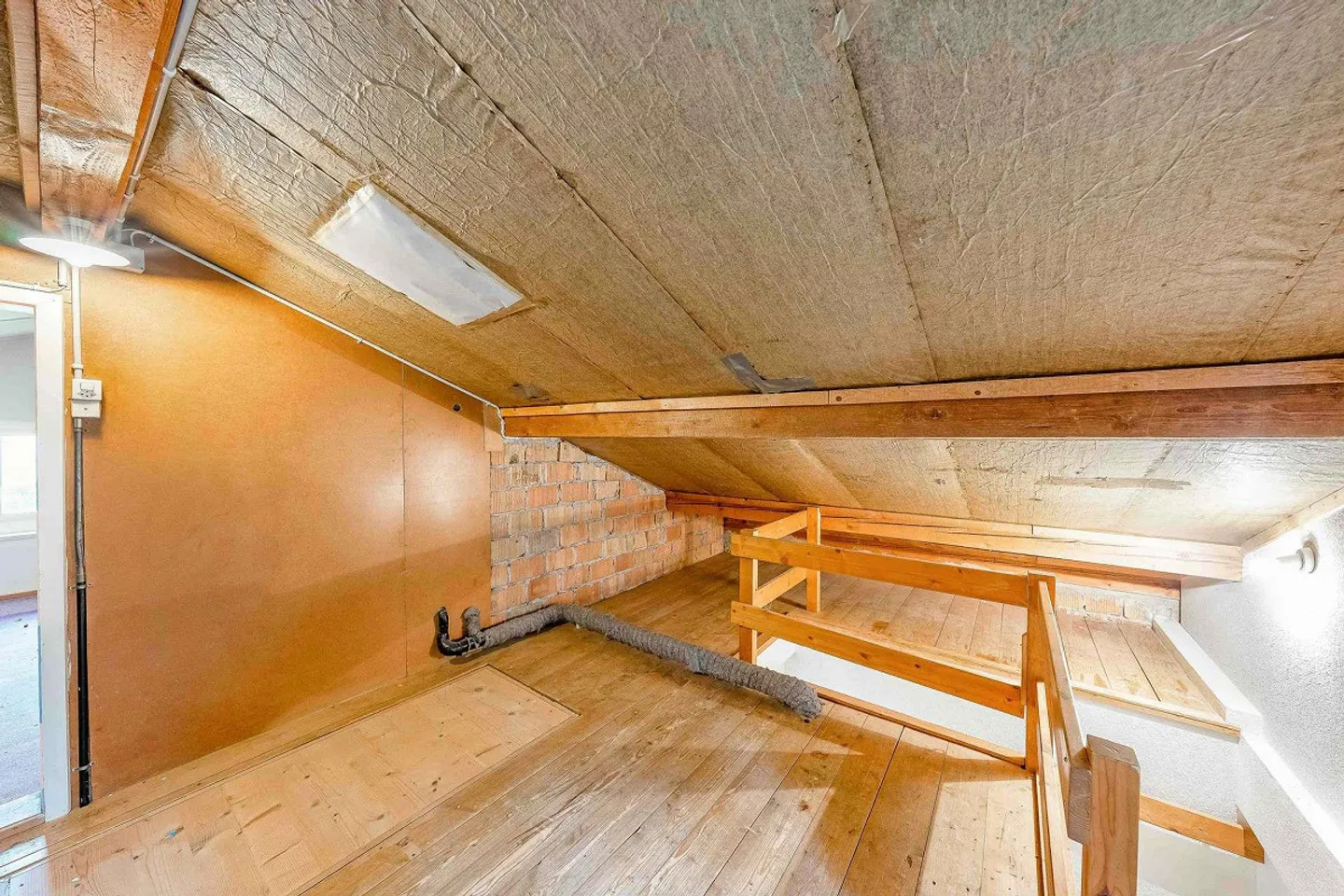 Charming single-family house with sunny balcony and beautiful view - Photo 11 of 17