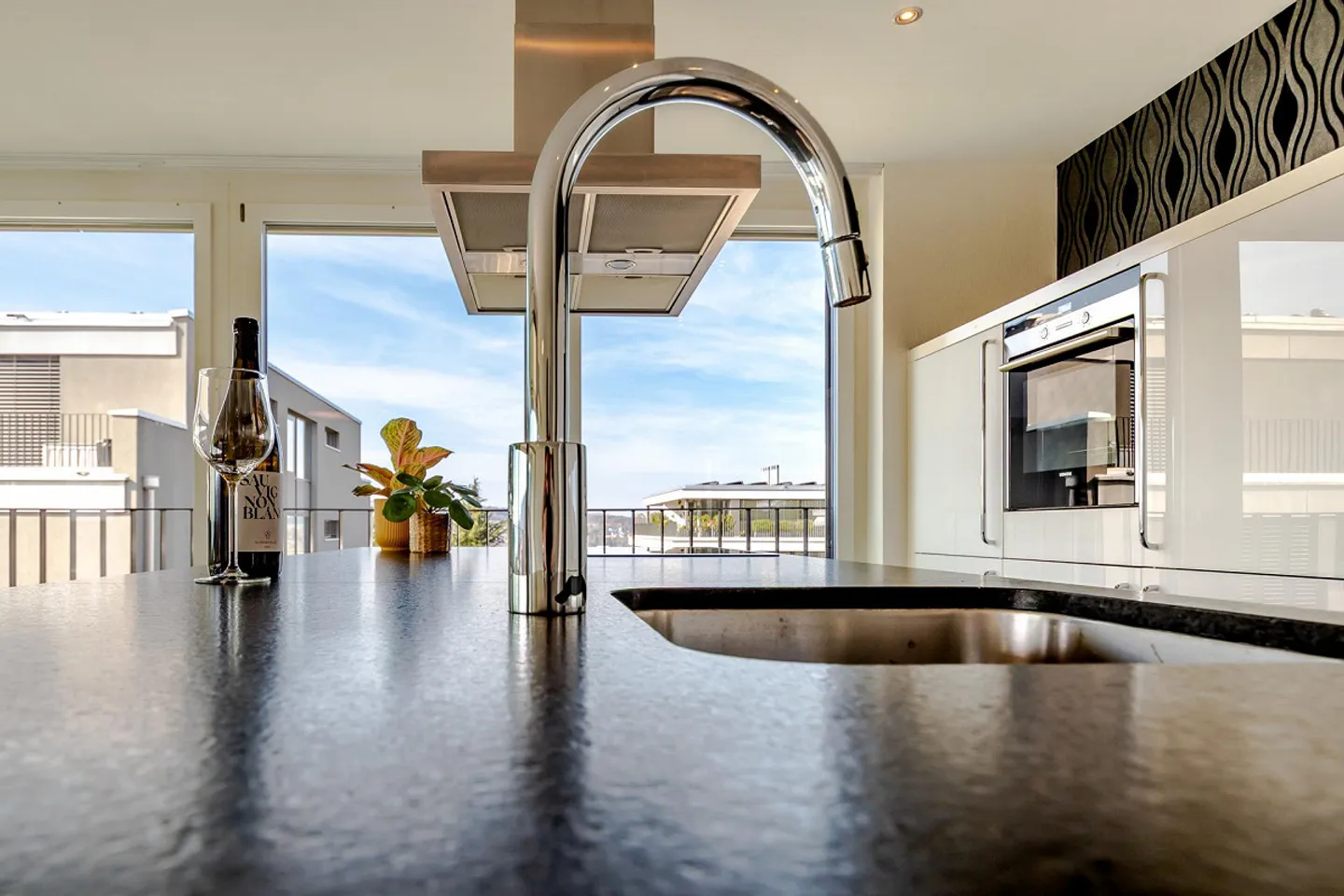 Attractive apartment with stunning views - Photo 3 of 15