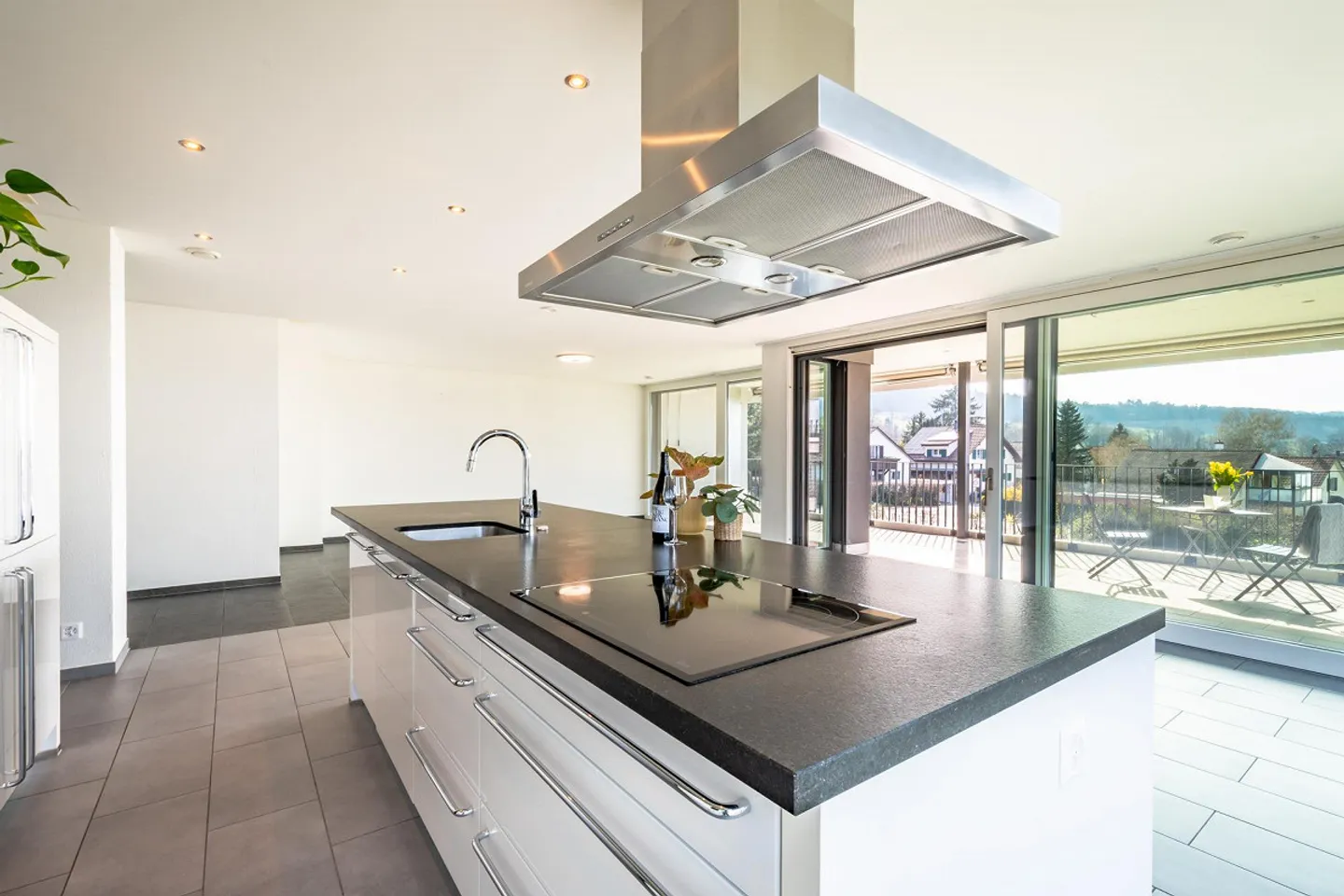 Attractive apartment with stunning views - Photo 9 of 15