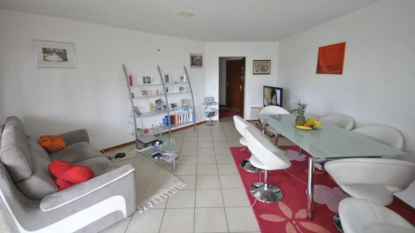 Appartement spacieux de 2,5 pièces avec jardin privé - Photo 2 sur 4