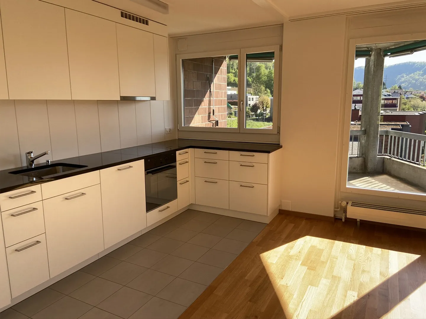 Appartamento moderno di 3,5 stanze con balcone - Foto 4 di 10