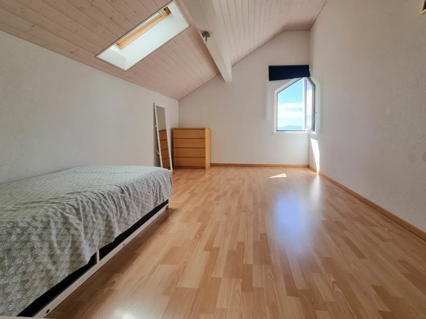 Bright duplex apartment with balcony in a privileged residential setting - Photo 4 of 7