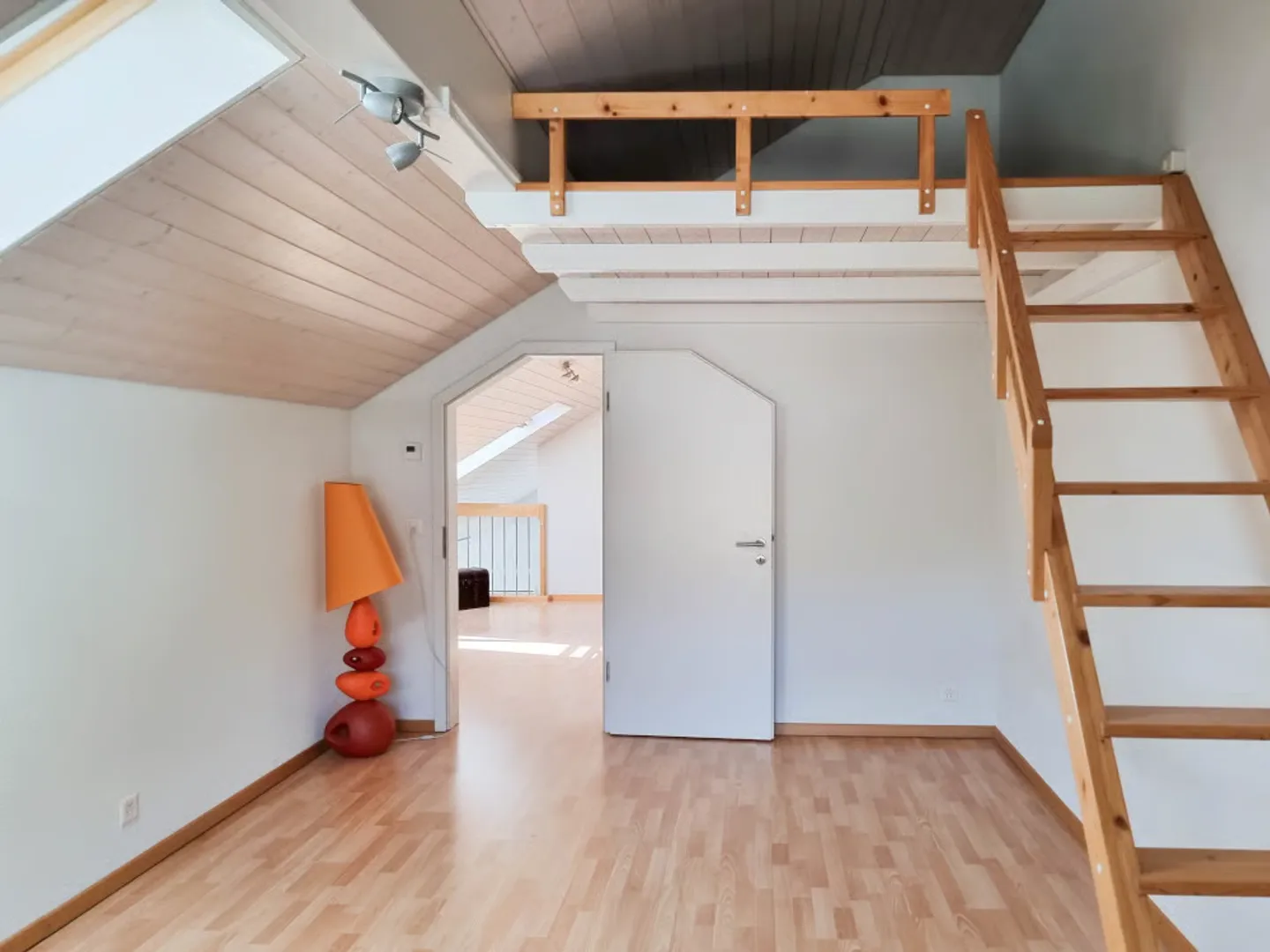 Bright duplex apartment with balcony in a privileged residential setting - Photo 6 of 7