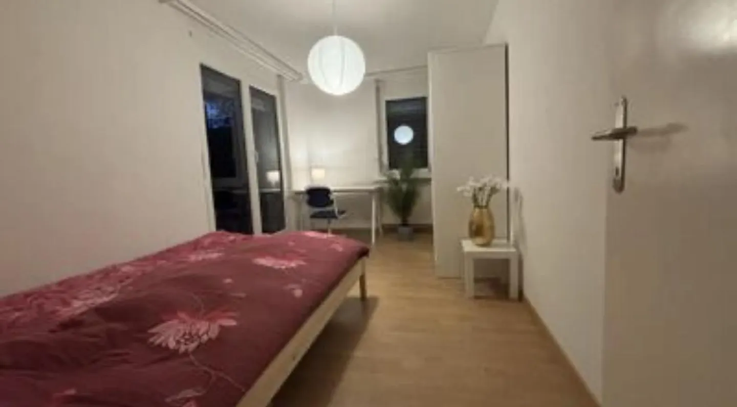 Camera WG arredata, terrazza, tranquilla, centrale - Foto 7 di 13