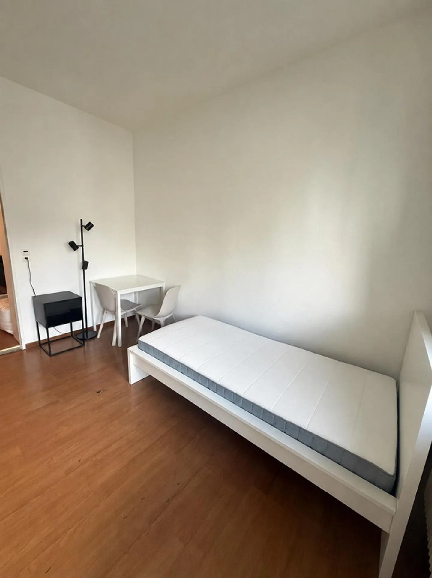 Möbliertes Zimmer mit Balkon in Zürich zu vermieten - Foto 3 di 5