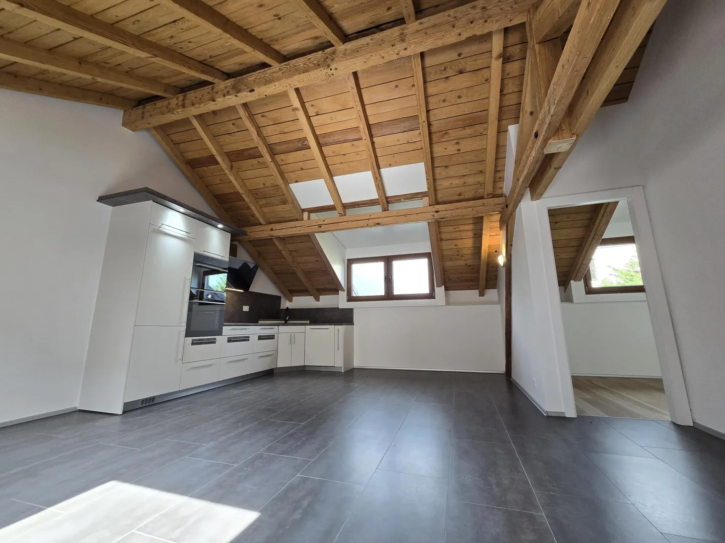 Magnificent 4.5-room penthouse apartment with unique charm and large terrace - parking included - Photo 1 of 8