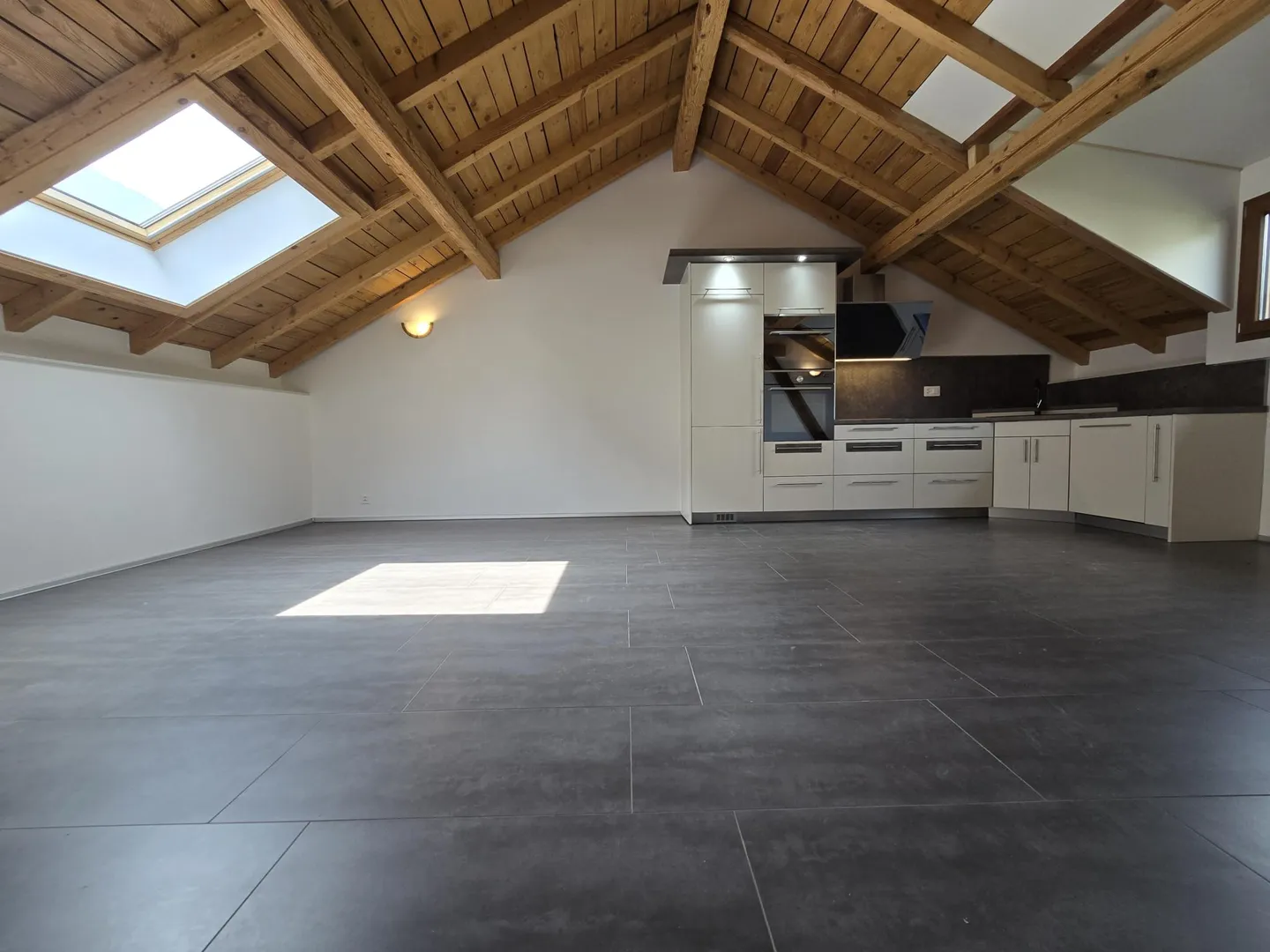 Magnificent 4.5-room penthouse apartment with unique charm and large terrace - parking included - Photo 2 of 8