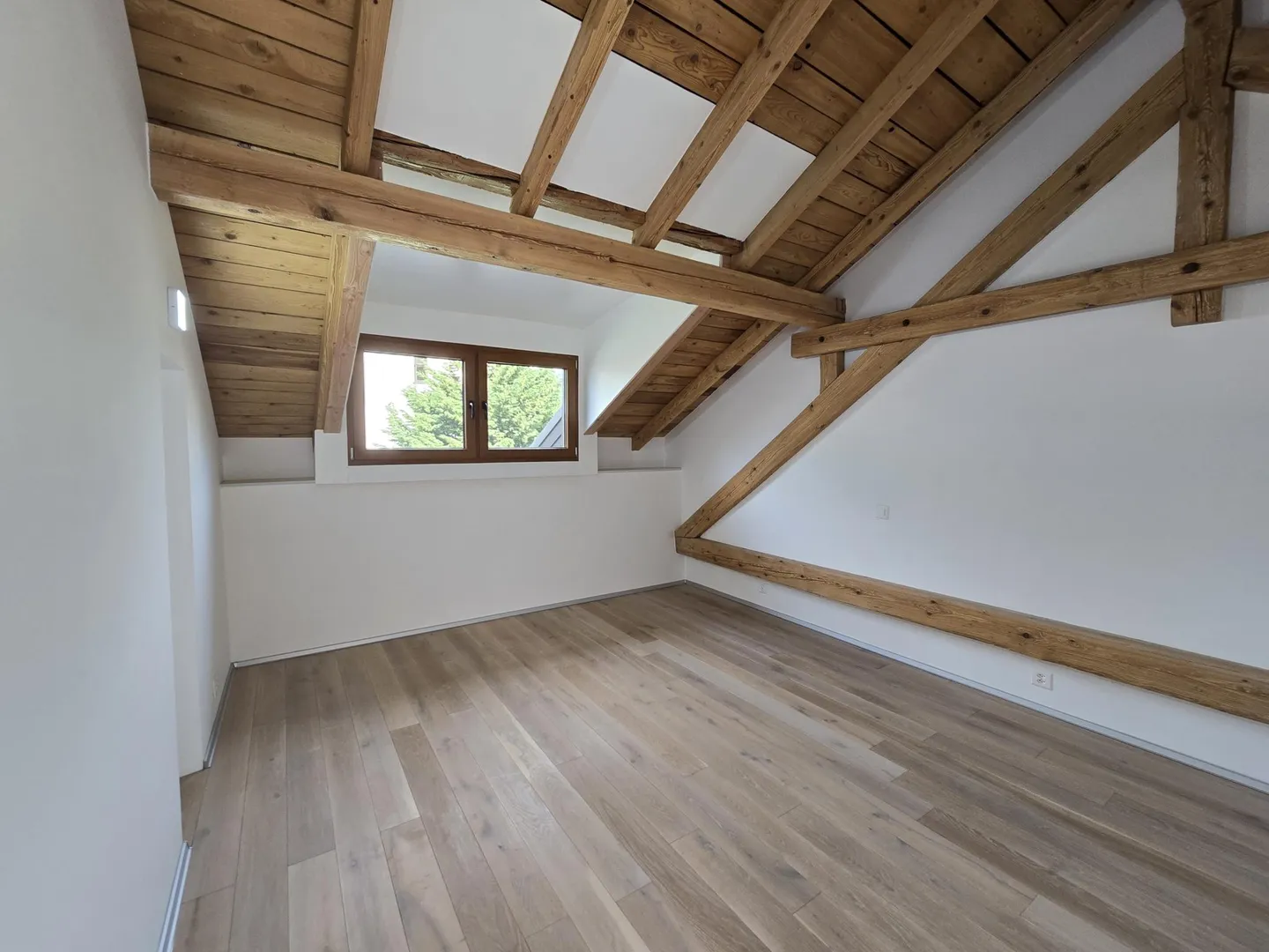 Magnificent 4.5-room penthouse apartment with unique charm and large terrace - parking included - Photo 4 of 8