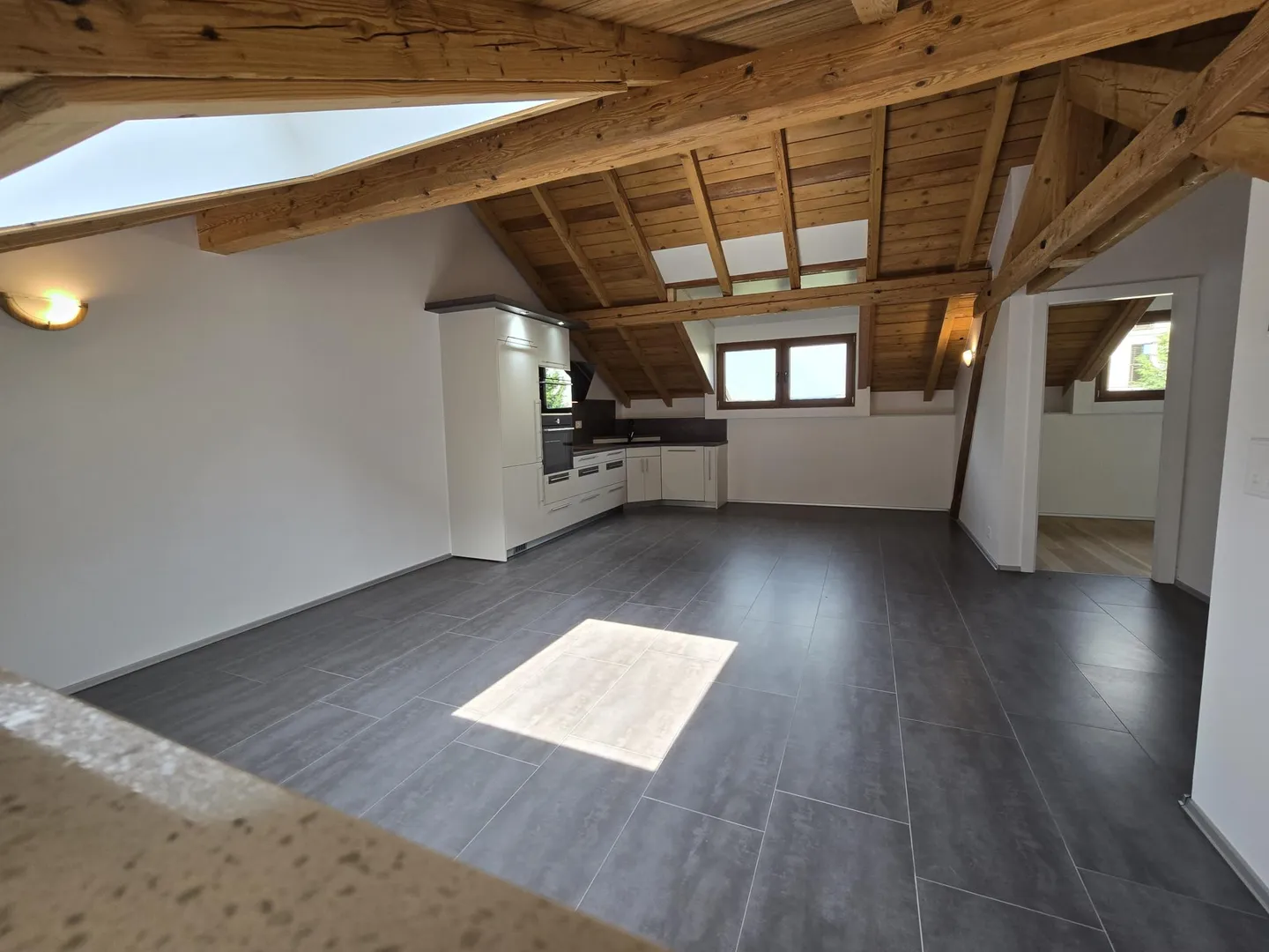 Magnificent 4.5-room penthouse apartment with unique charm and large terrace - parking included - Photo 3 of 8