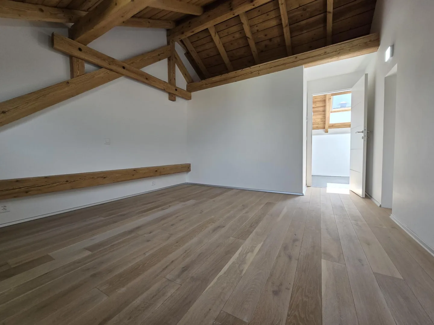 Magnificent 4.5-room penthouse apartment with unique charm and large terrace - parking included - Photo 5 of 8