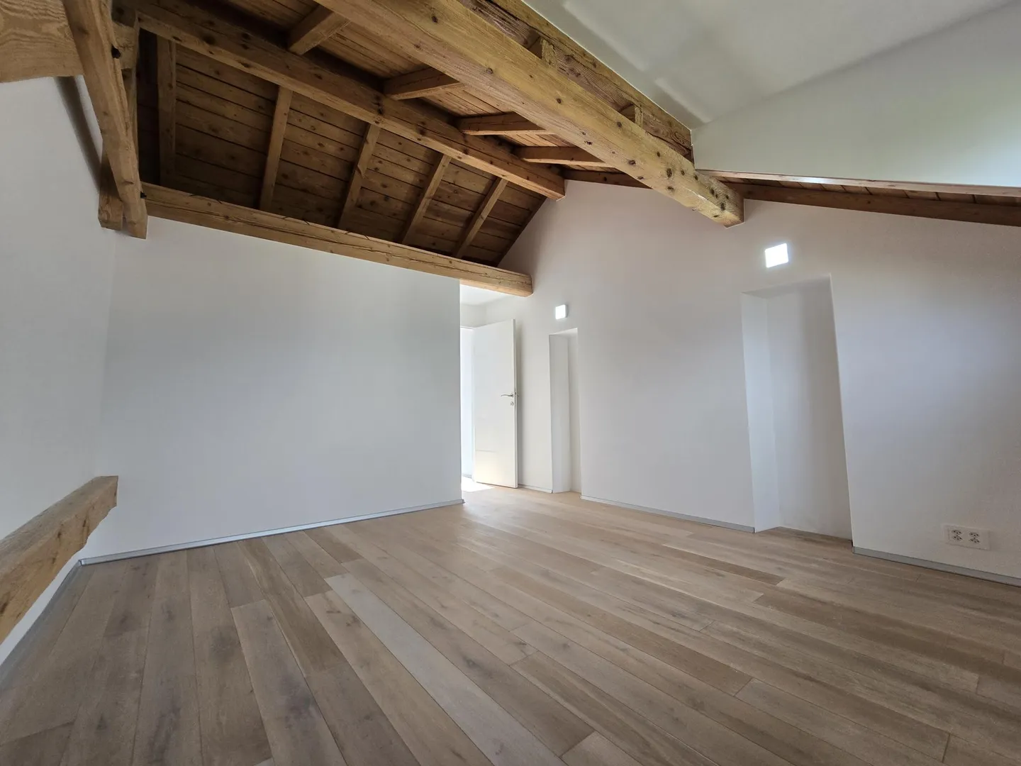 Magnificent 4.5-room penthouse apartment with unique charm and large terrace - parking included - Photo 6 of 8