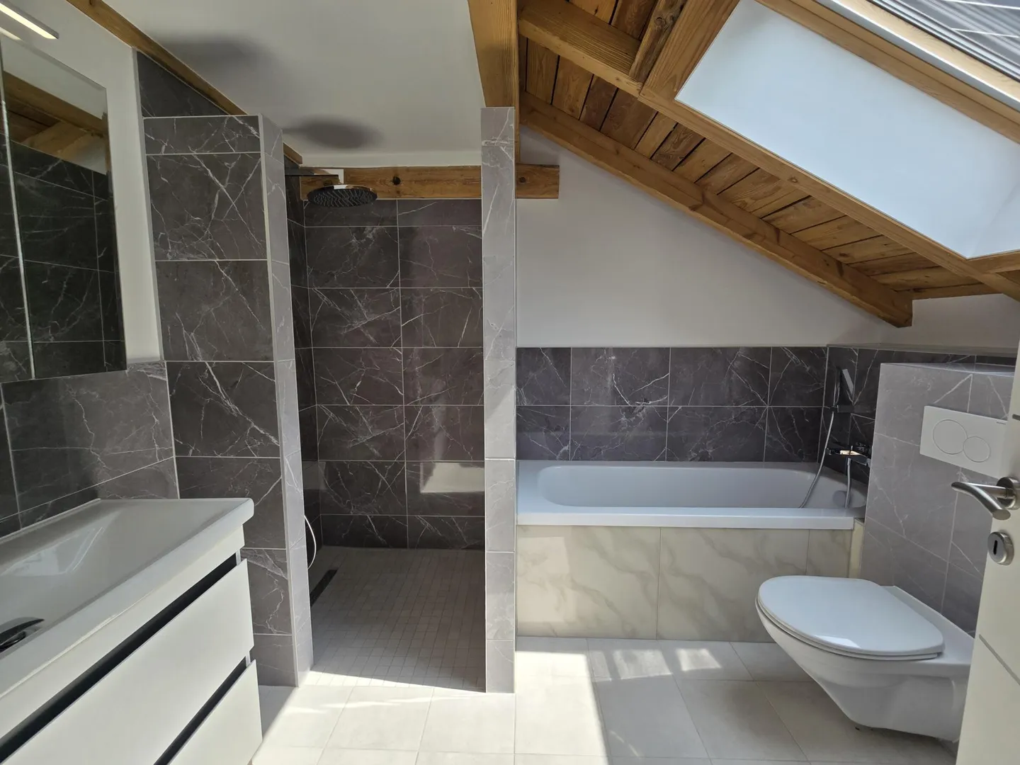 Magnificent 4.5-room penthouse apartment with unique charm and large terrace - parking included - Photo 7 of 8