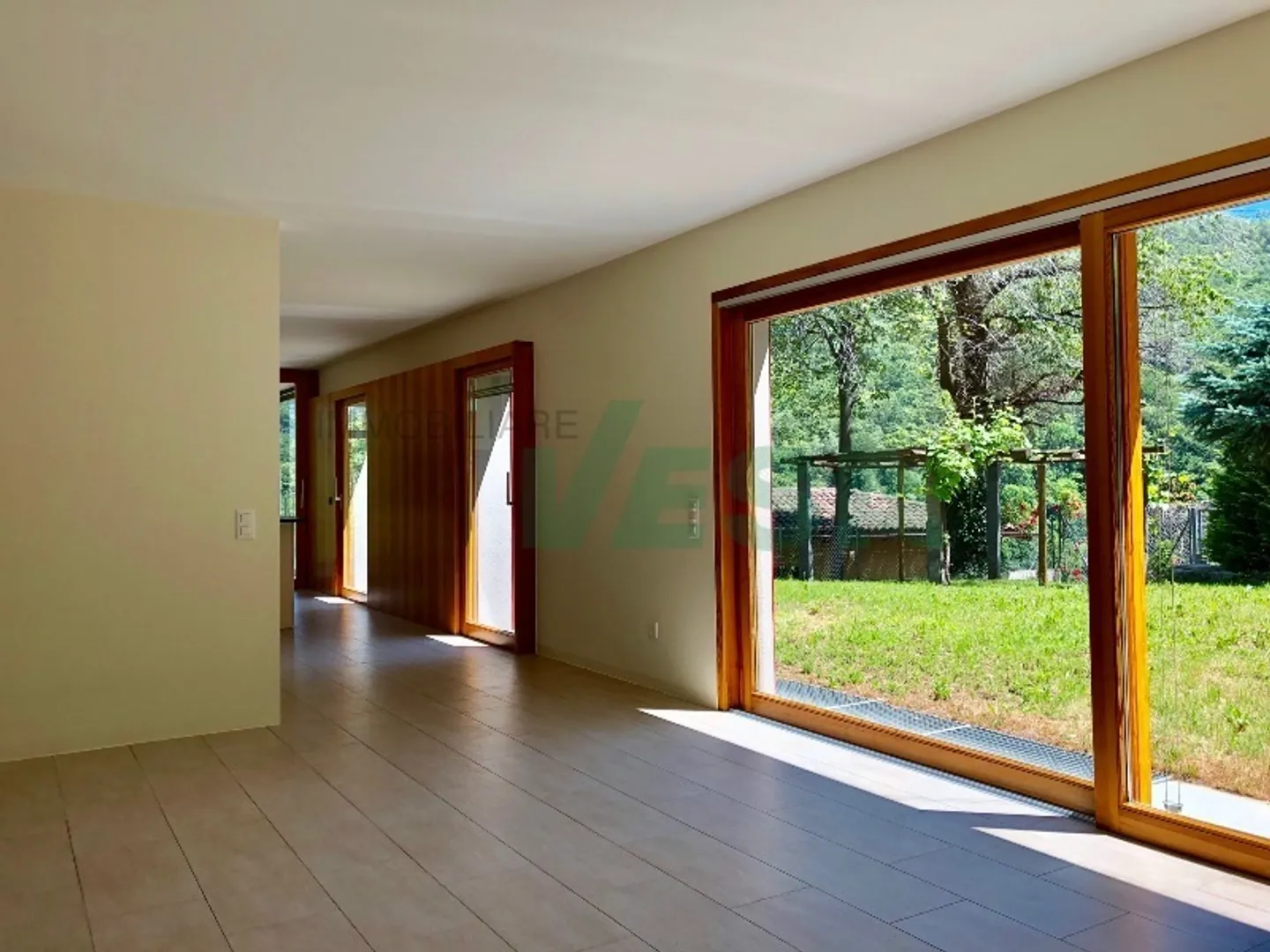 Komfortable und geräumige moderne Villa in idyllischer Lage - Foto 3 von 11