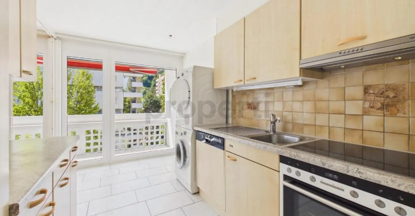 Renovated Apartment with Balcony - Photo 5 of 12
