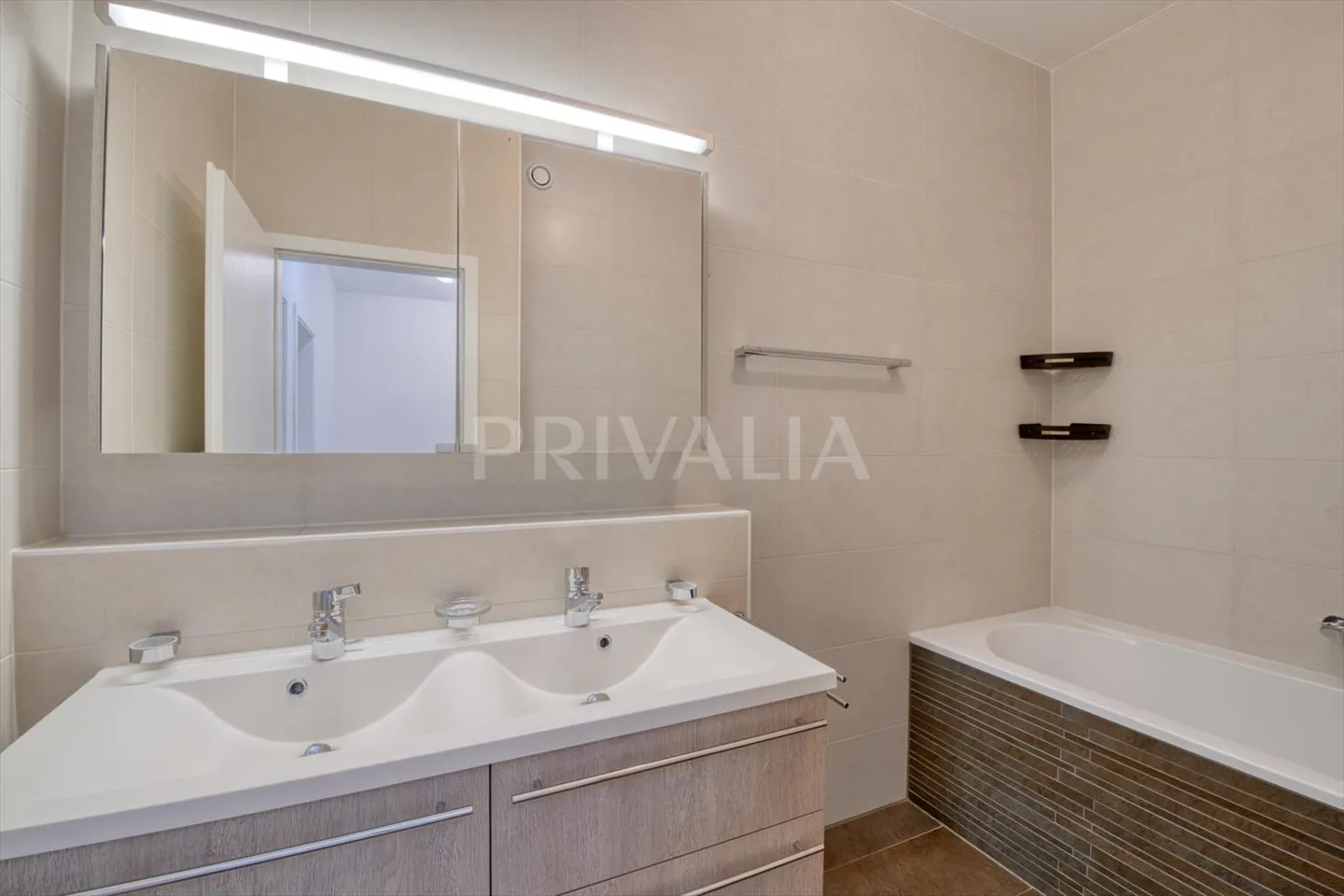 CASATAX : Appartement au rez-de-chaussée avec 4 pièces au centre d'Onex - Photo 5 sur 8