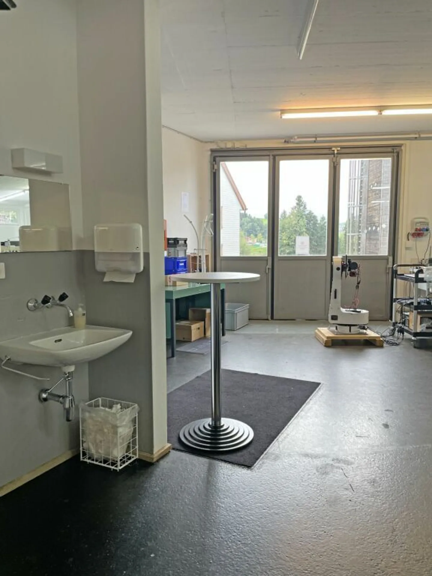 Attractive residential and commercial building in a good location - Photo 3 of 15