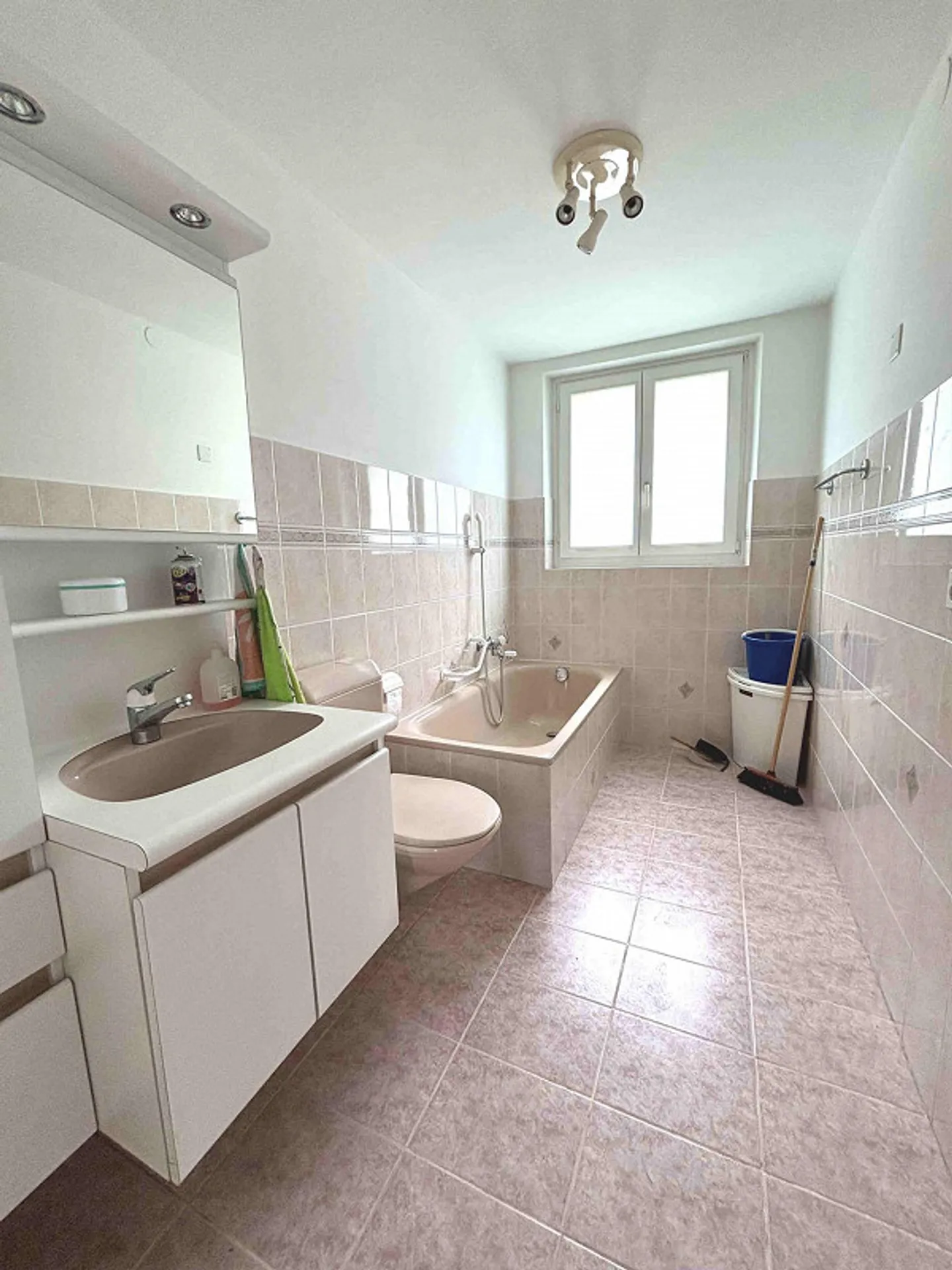 Gut renoviertes Doppelhaus nur wenige Schritte vom Zentrum entfernt - Foto 13 von 14