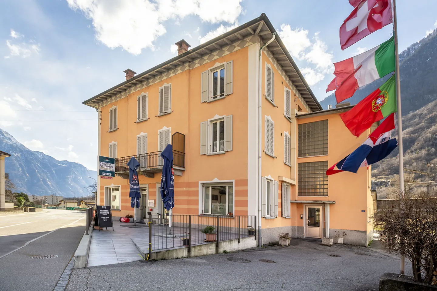 Bâtiment générant des revenus dans une zone bien desservie - Photo 1 sur 12