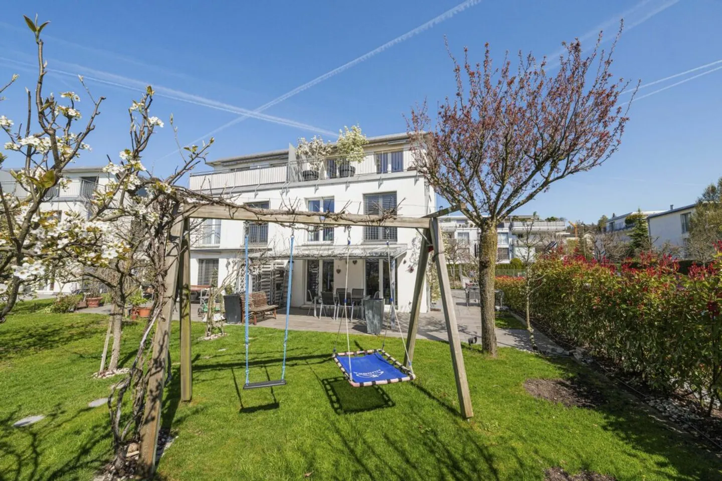 Charmantes Doppeleinfamilienhaus mit Garten - Foto 1 von 7