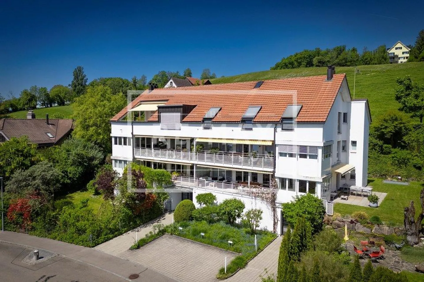 Komfortable 4½-Zimmer-Wohnung am Sonnenhang mit Seesicht im steuergünstigen Herrliberg - Foto 1 di 13