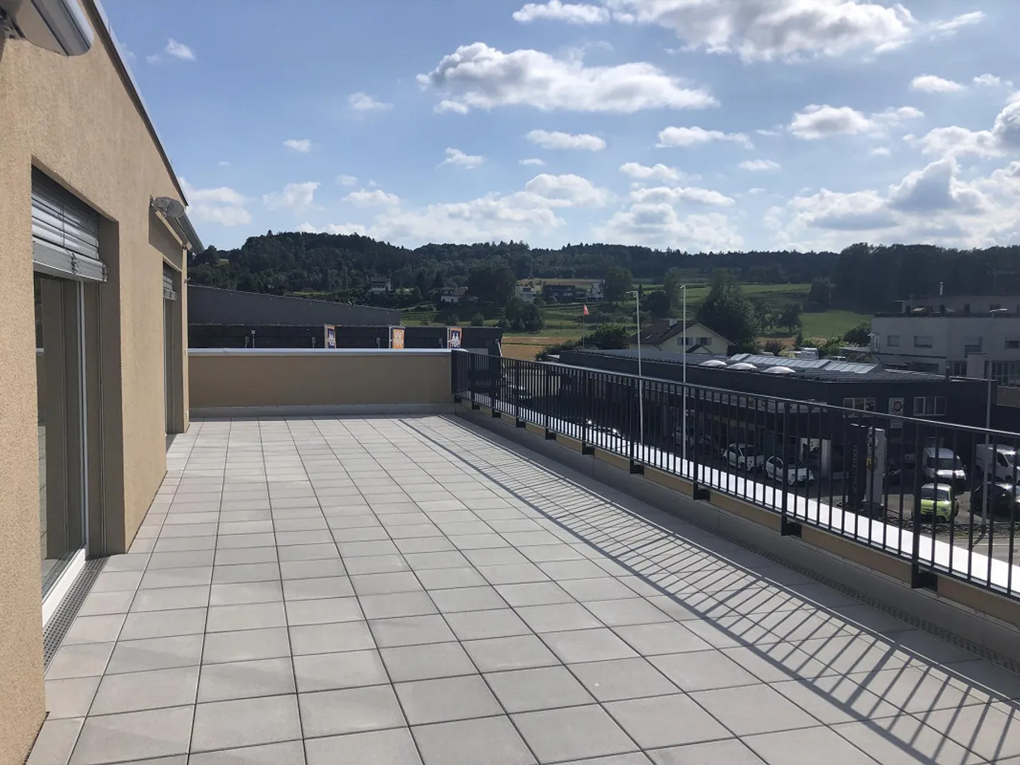 Ottimo attico con grande terrazza e vista lago - Foto 1 di 8