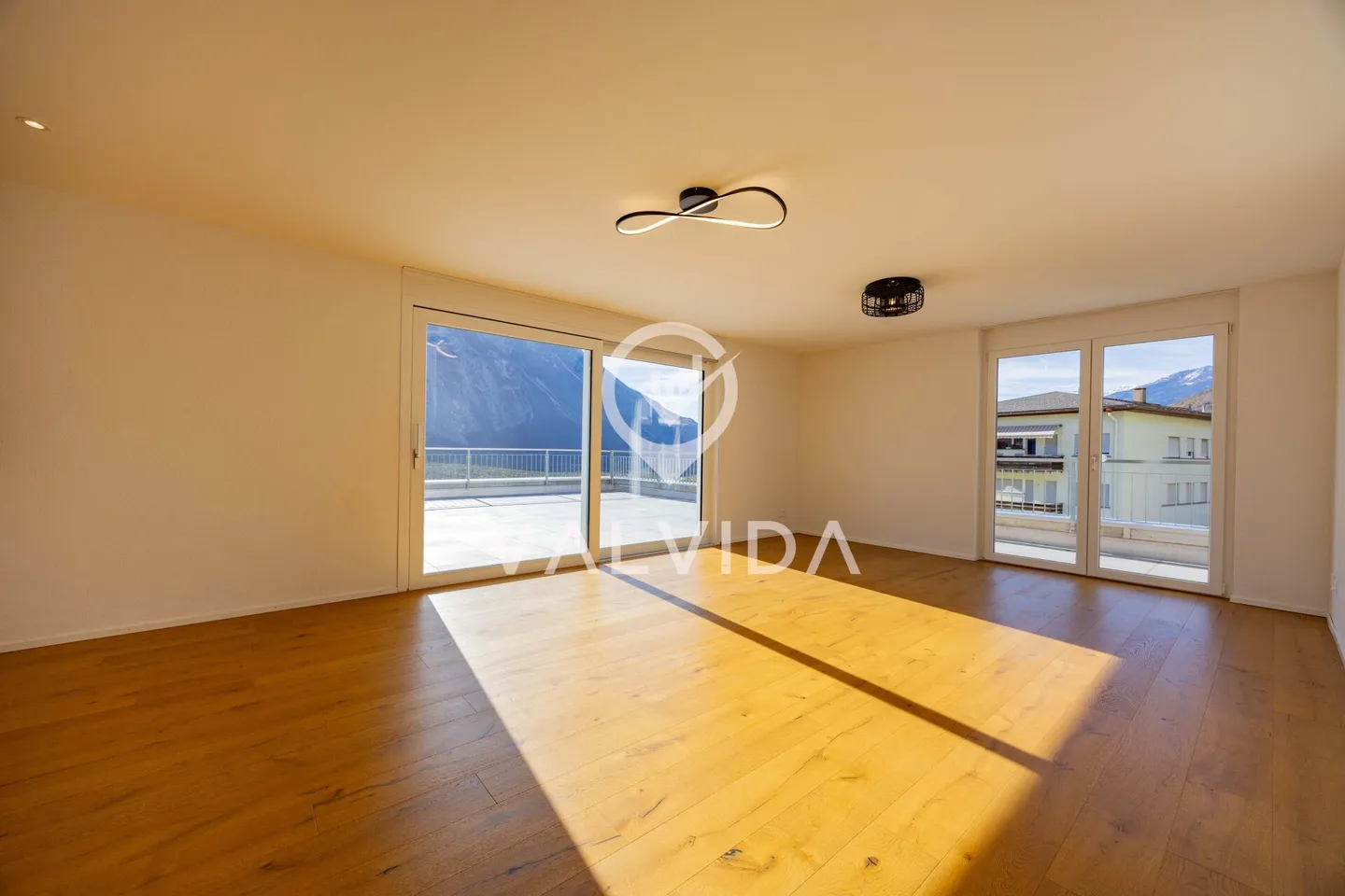 Wohnen mit Weitblick - moderne 2.5-Zimmer-Attikawohnung in den Leuker Rebbergen - Foto 3 von 14