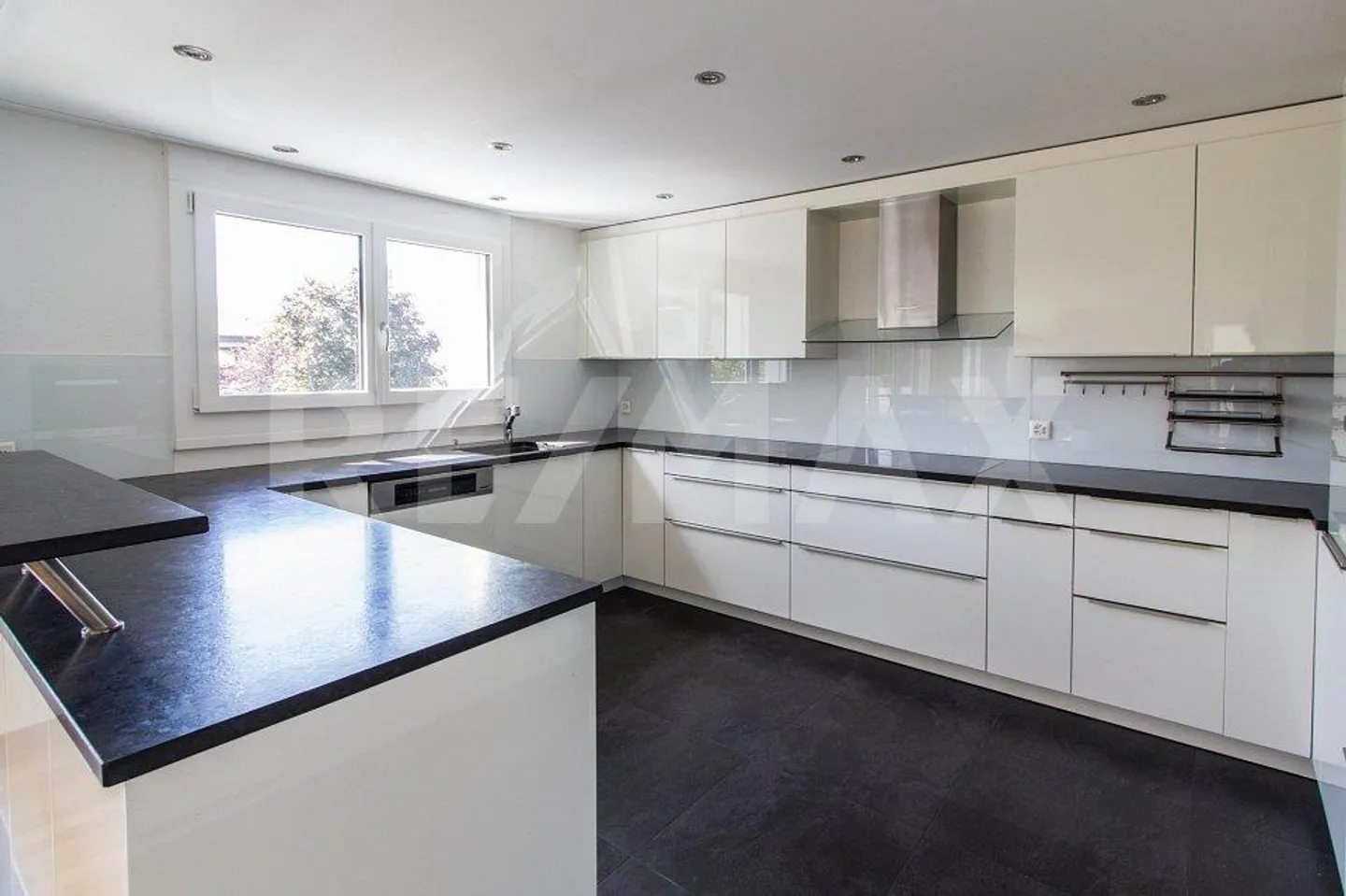 Attractive 4.5 Room Apartment in Tax-Friendly Oberwil-Lieli - Photo 2 of 7