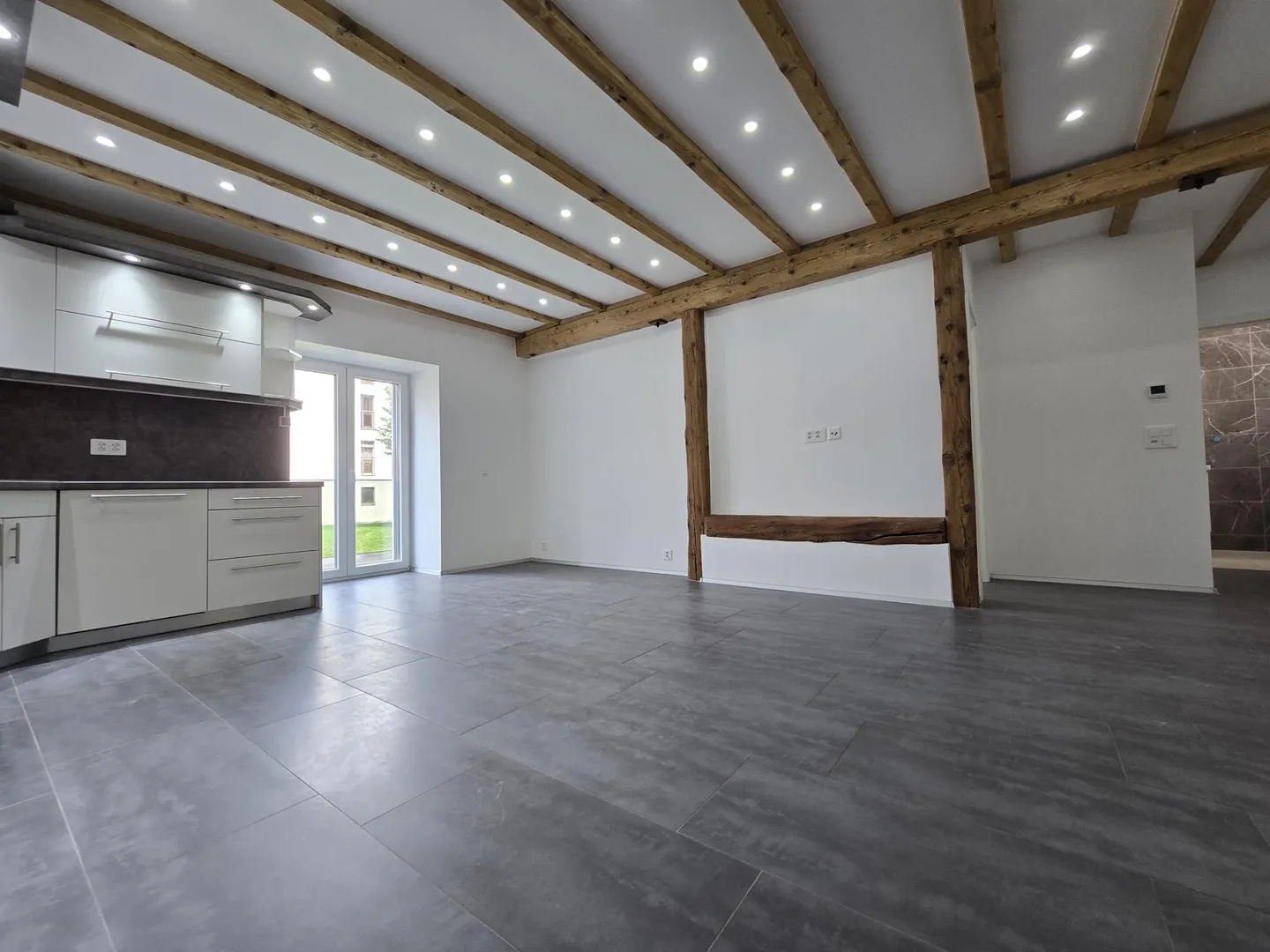 Magnifico appartamento di 4,5 stanze con fascino e carattere + parcheggio incluso - Foto 2 di 5