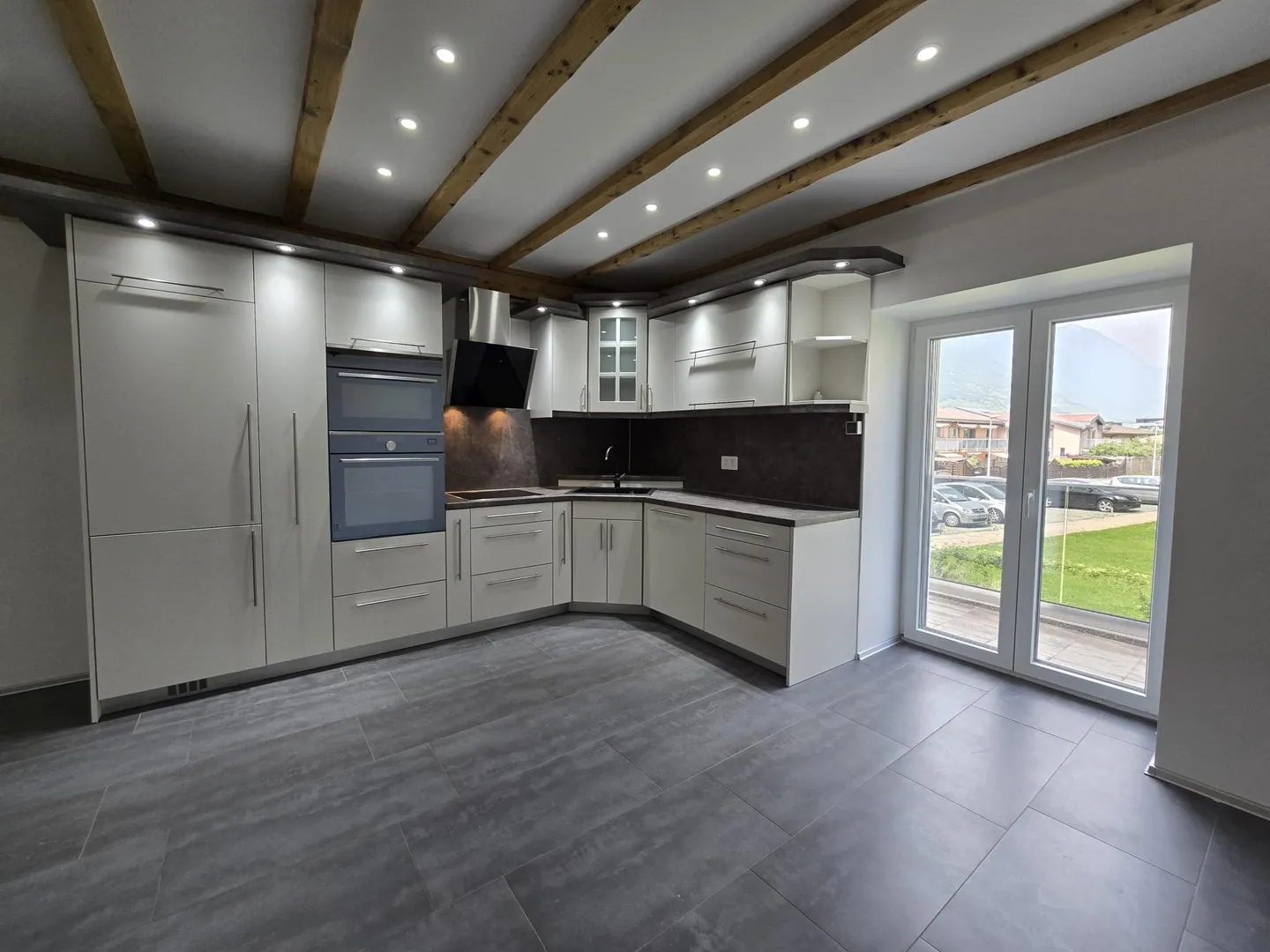 Magnifico appartamento di 4,5 stanze con fascino e carattere + parcheggio incluso - Foto 3 di 5