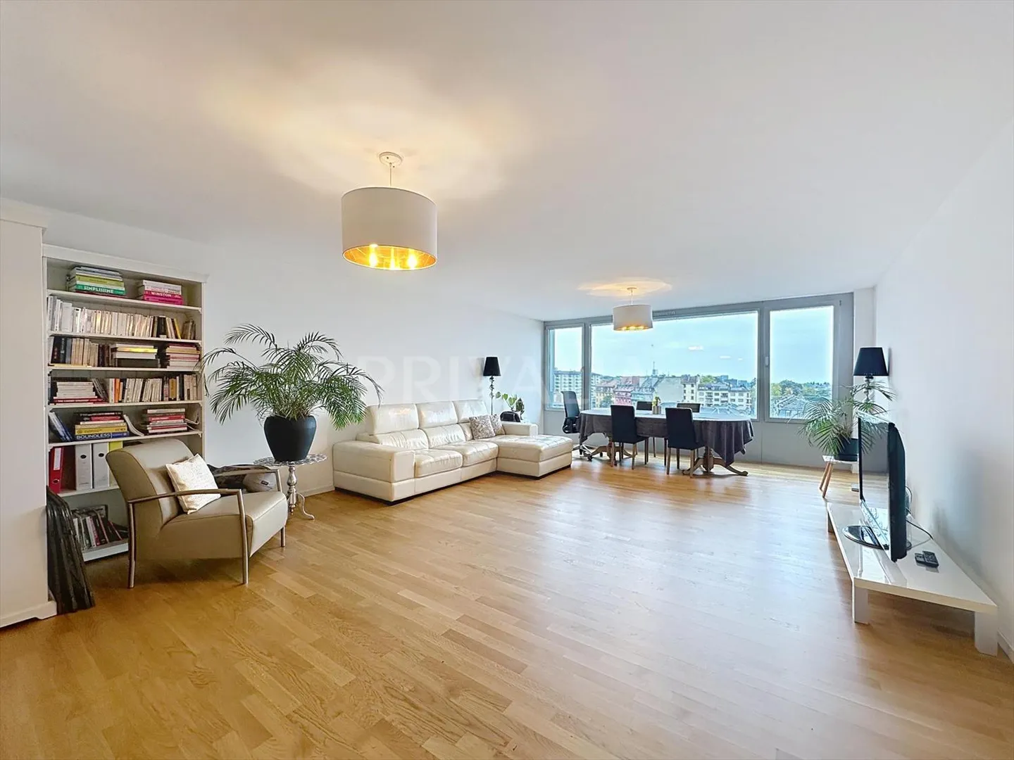 Bel appartement contemporain avec une vue imprenable sur la ville - Photo 1 sur 7