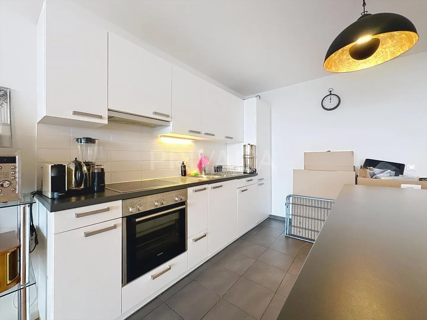 Bel appartement contemporain avec une vue imprenable sur la ville - Photo 2 sur 7
