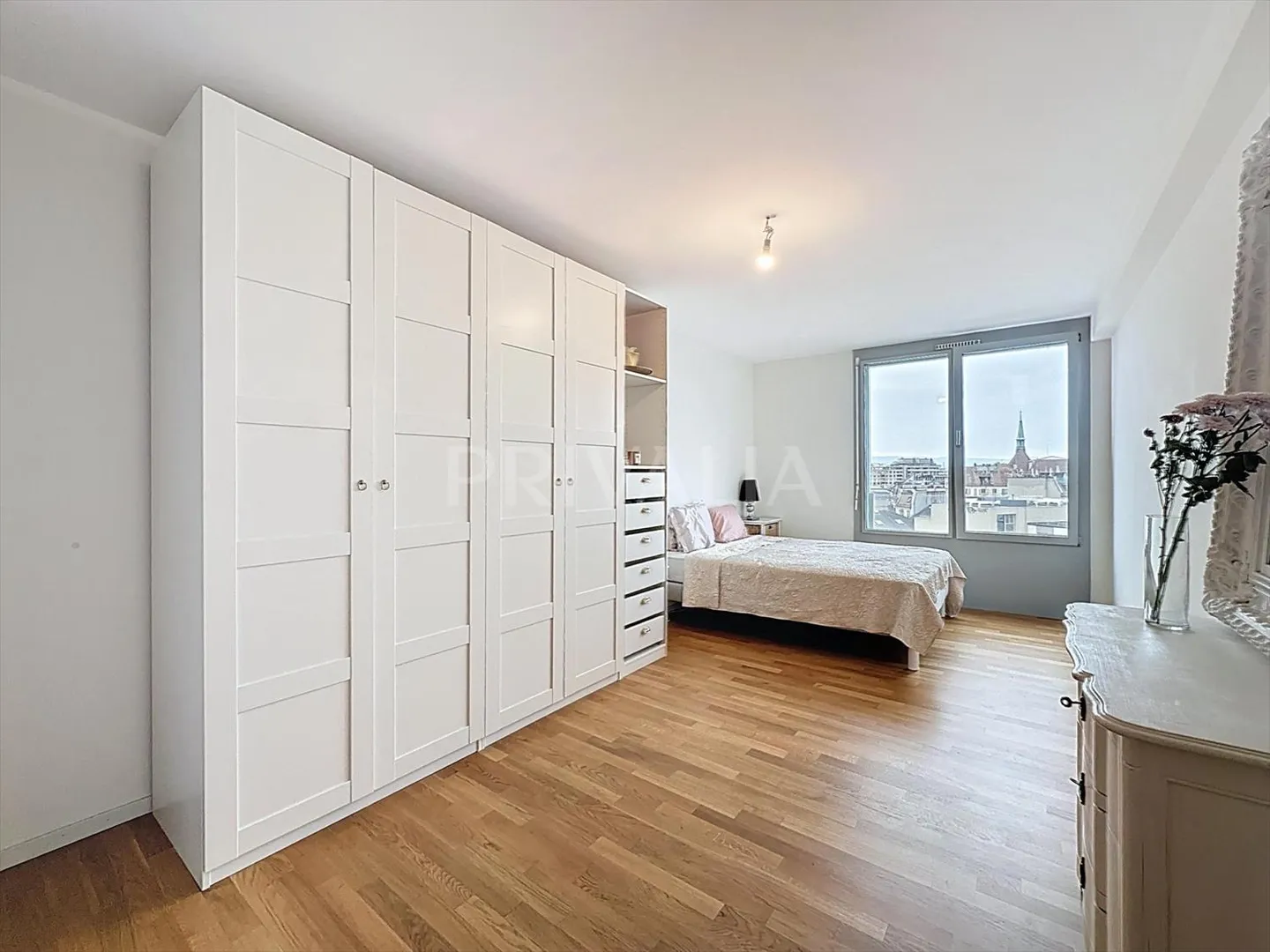 Bel appartement contemporain avec une vue imprenable sur la ville - Photo 3 sur 7
