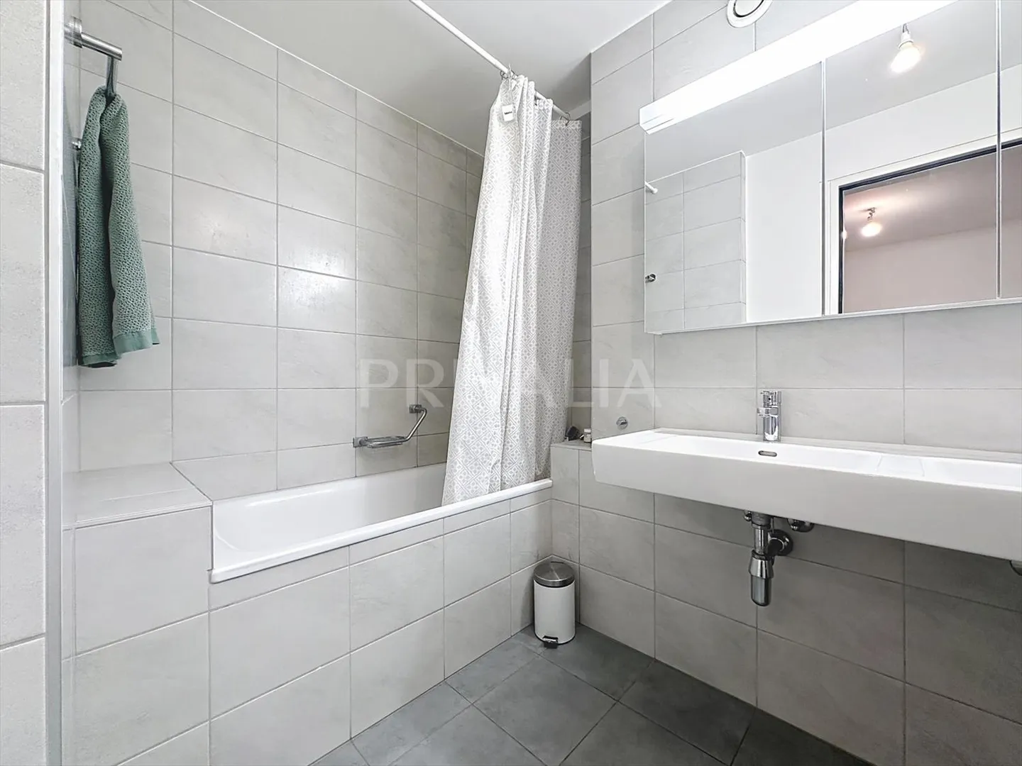 Bel appartement contemporain avec une vue imprenable sur la ville - Photo 4 sur 7