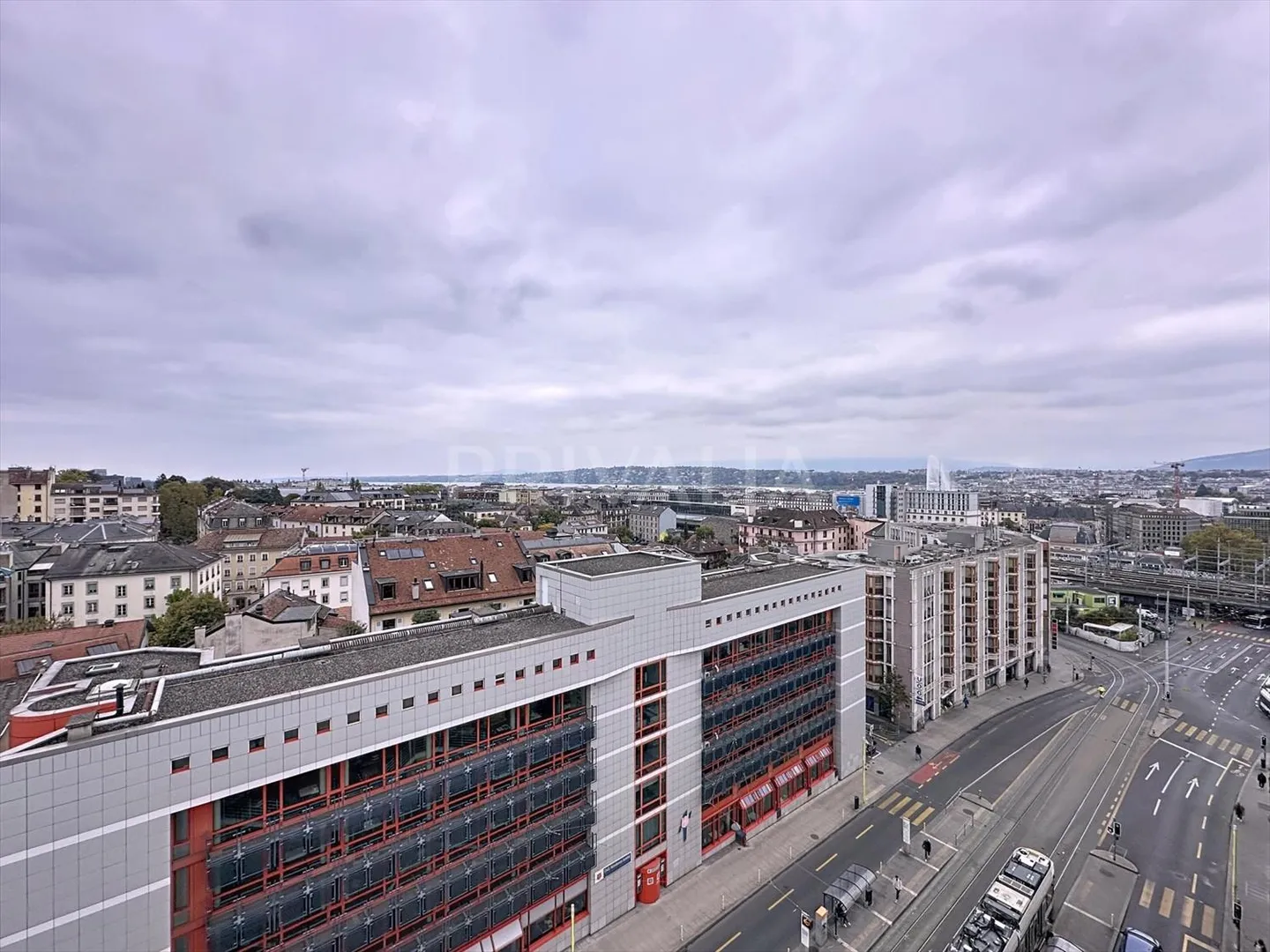 Bel appartement contemporain avec une vue imprenable sur la ville - Photo 6 sur 7