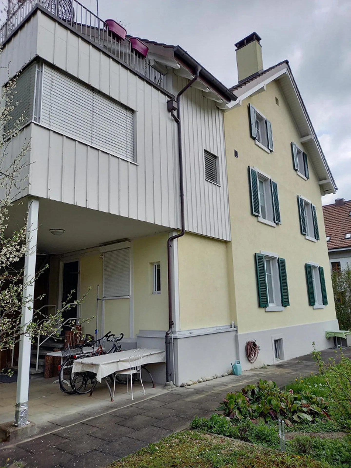 Appartamento 4 locali soleggiato, tranquillo e centralmente situato in affitto - Foto 4 di 15