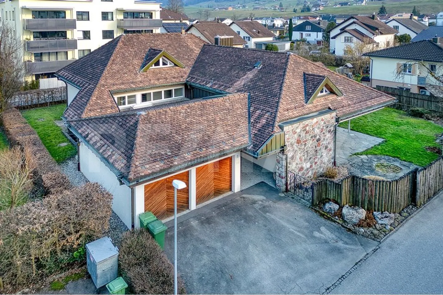 Maison familiale spacieuse avec jardin - Photo 2 sur 13