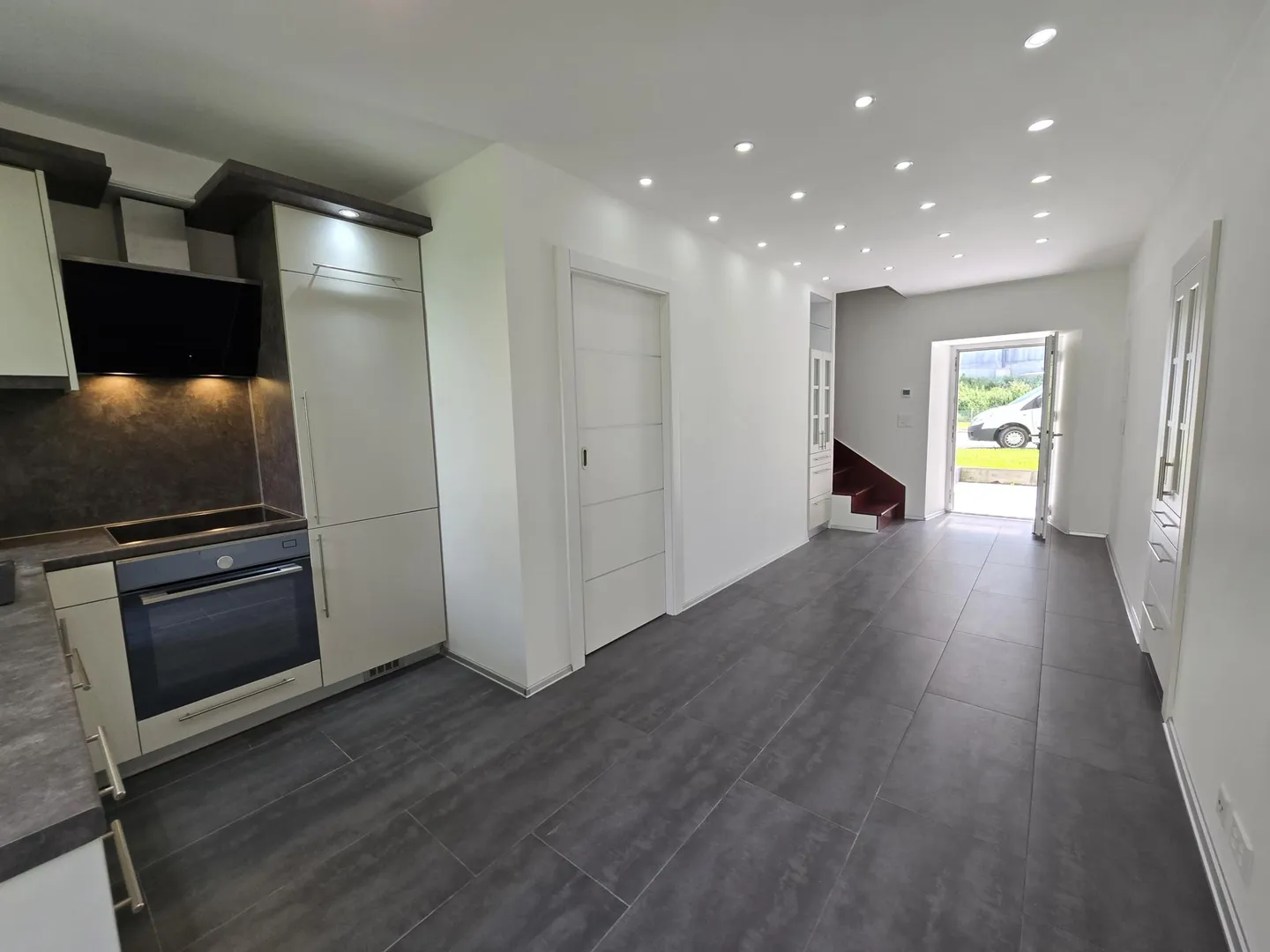 Piano terra: Incantevole duplex di 3,5 stanze + posto auto incluso - Foto 2 di 5