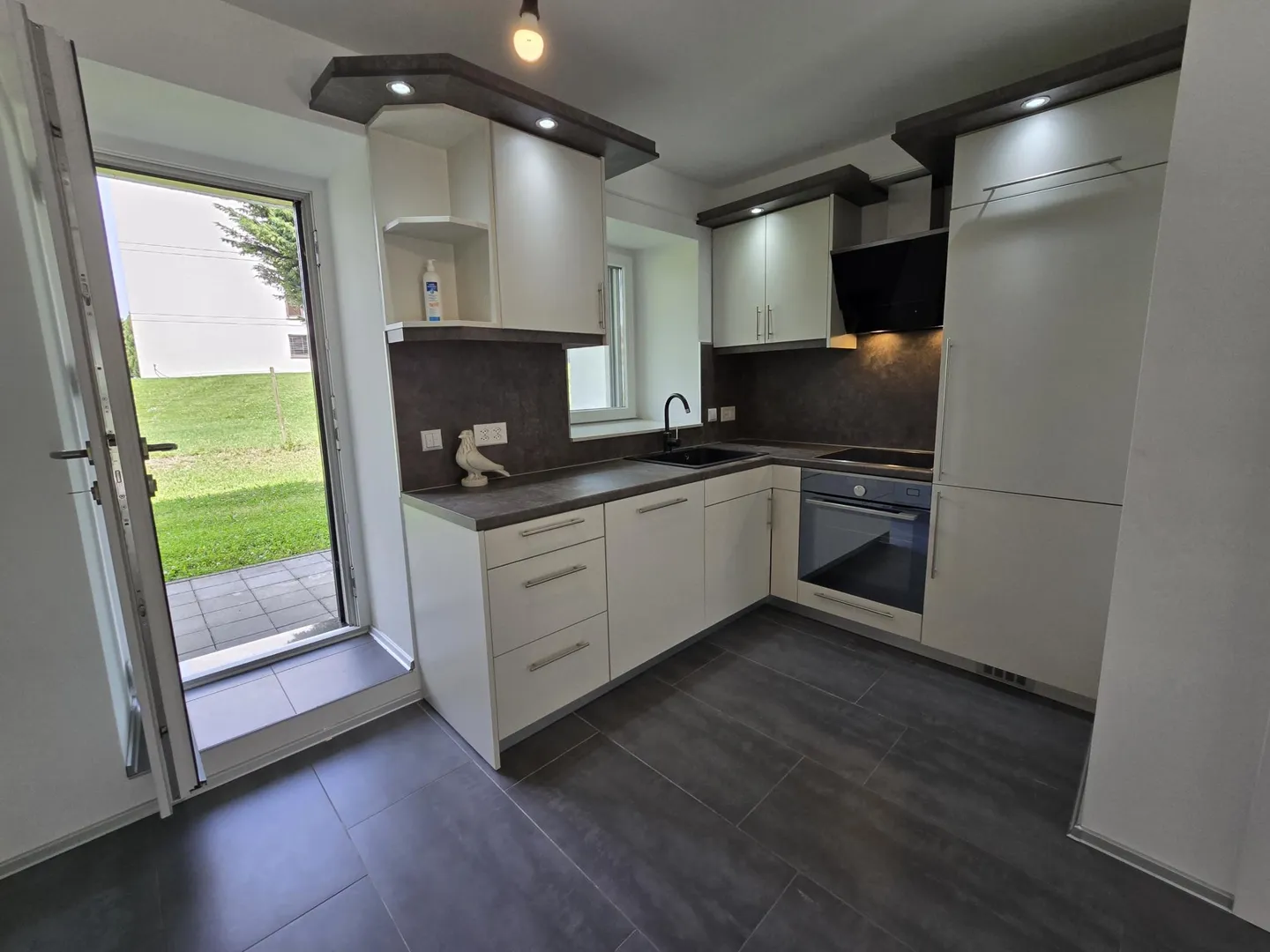 Piano terra: Incantevole duplex di 3,5 stanze + posto auto incluso - Foto 3 di 5