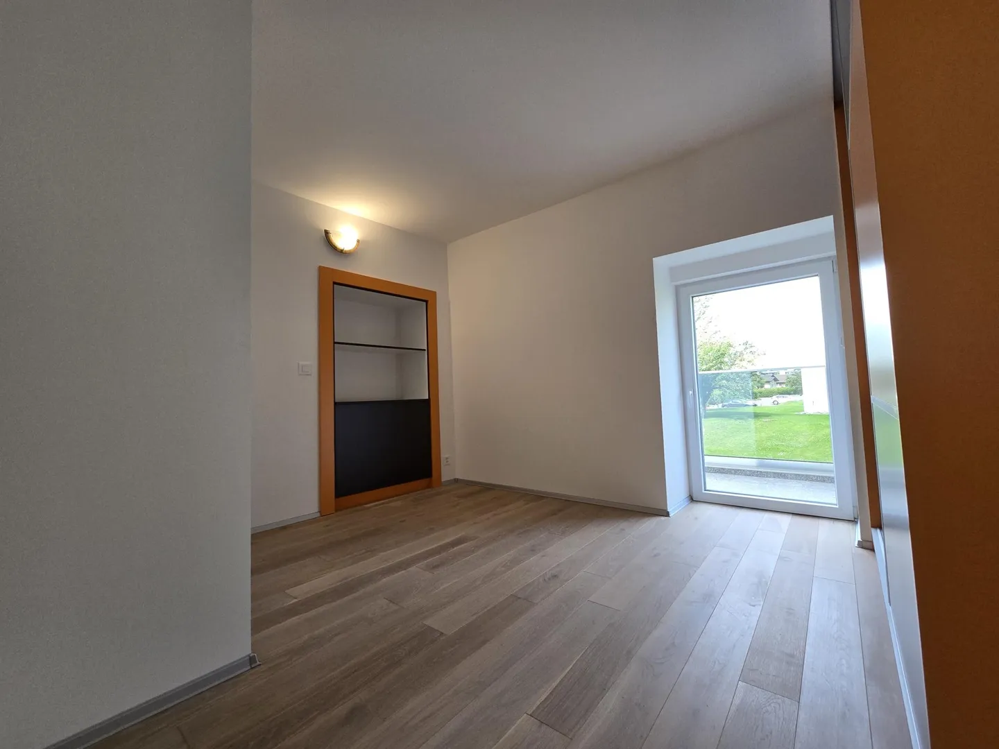 Piano terra: Incantevole duplex di 3,5 stanze + posto auto incluso - Foto 4 di 5