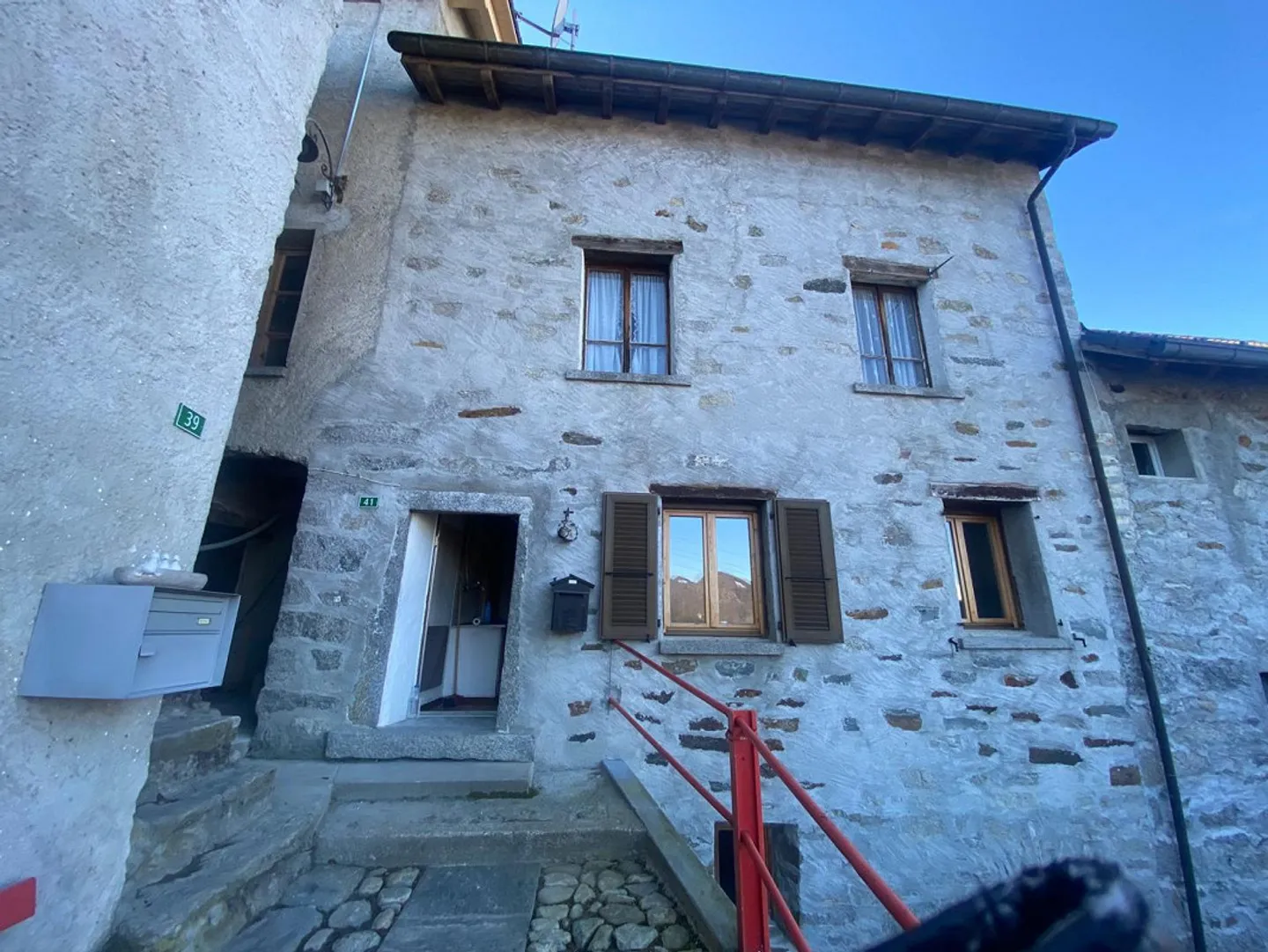 Maison dans le centre du village à rénover - Photo 1 sur 11