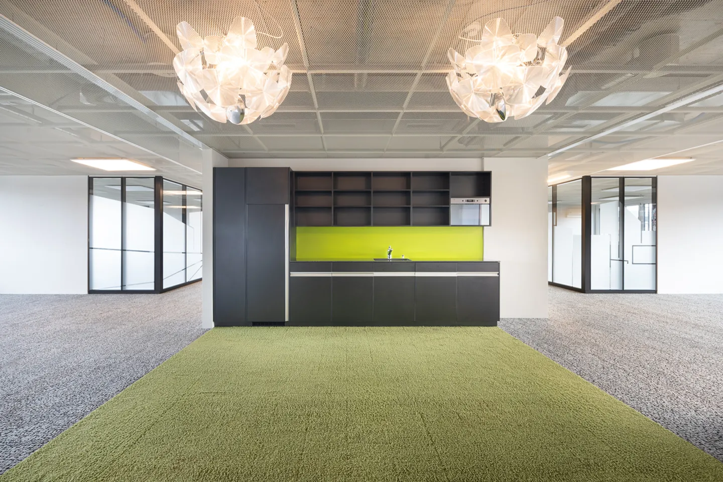 Office space for rent - Photo 1 of 7