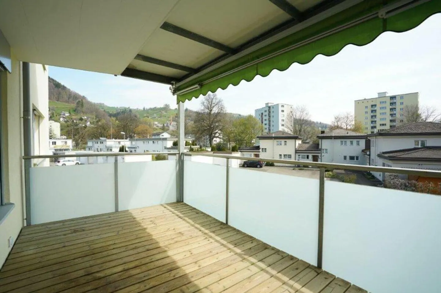 Bright 4.5-room apartment on the 2nd floor with balcony - Photo 1 of 11